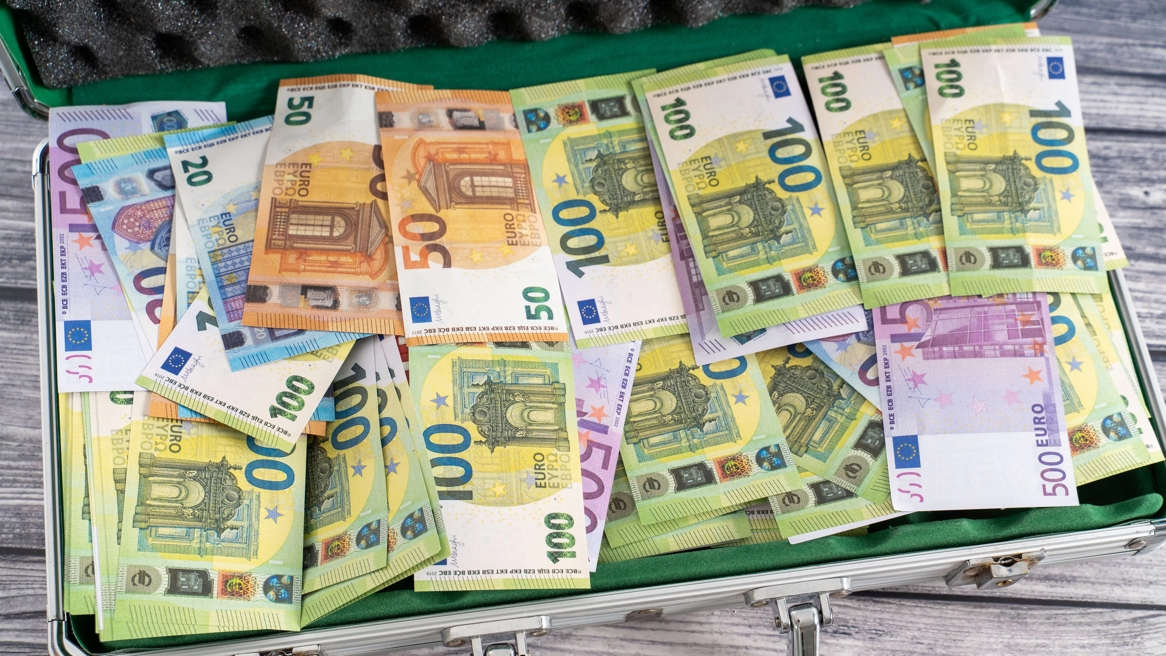 Bavaria, Germany - May 31, 2025: A suitcase full of money with various euro bills - a picture that brings the dream of winning the lottery and sudden wealth within reach. *** Ein voller Geldkoffer mit verschiedensten Euroscheinen ein Bild, das den Traum vom großen Lottogewinn und dem plötzlichen Reichtum in greifbare Nähe rückt.