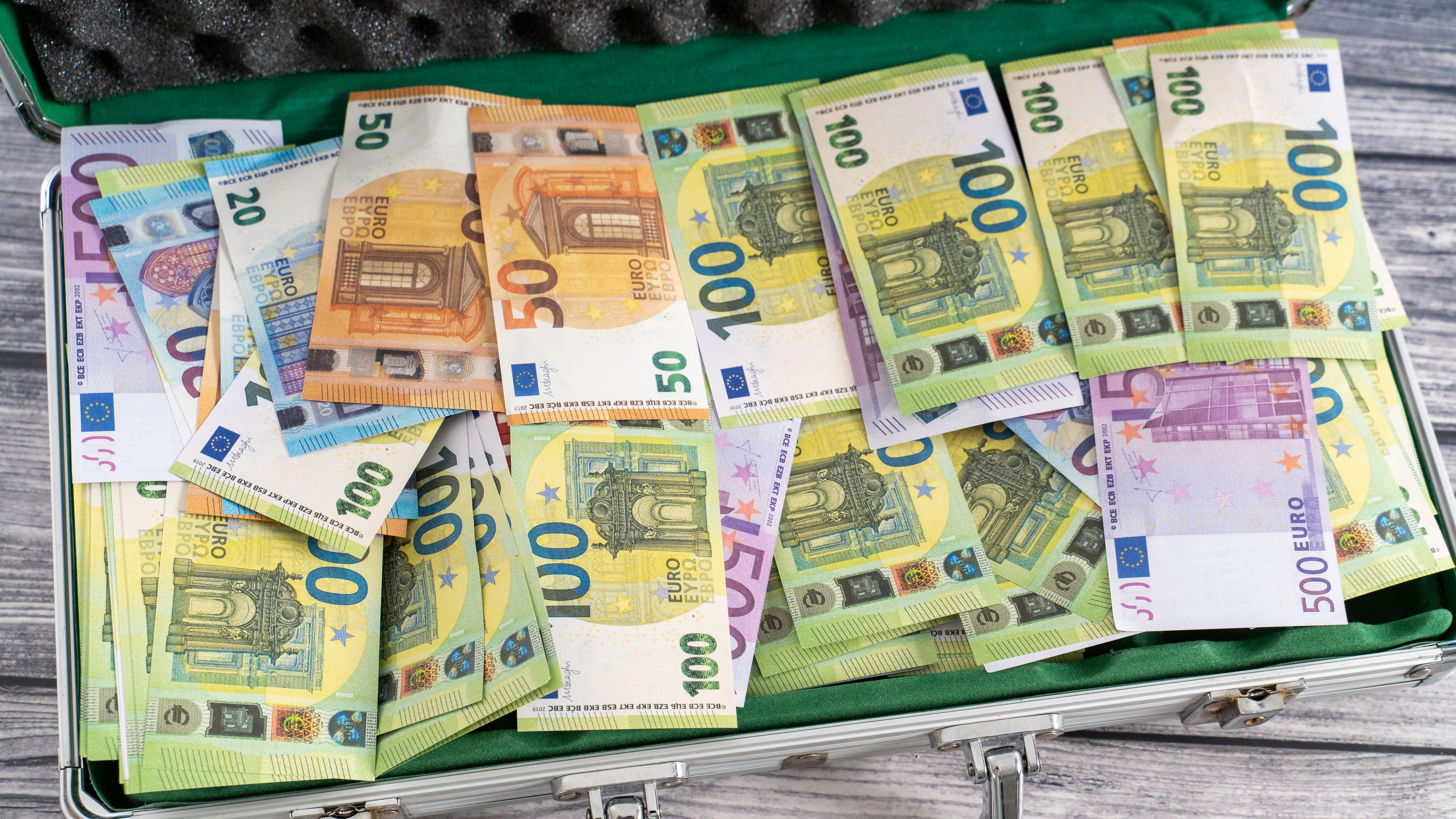 Bavaria, Germany - May 31, 2025: A suitcase full of money with various euro bills - a picture that brings the dream of winning the lottery and sudden wealth within reach. *** Ein voller Geldkoffer mit verschiedensten Euroscheinen ein Bild, das den Traum vom großen Lottogewinn und dem plötzlichen Reichtum in greifbare Nähe rückt.