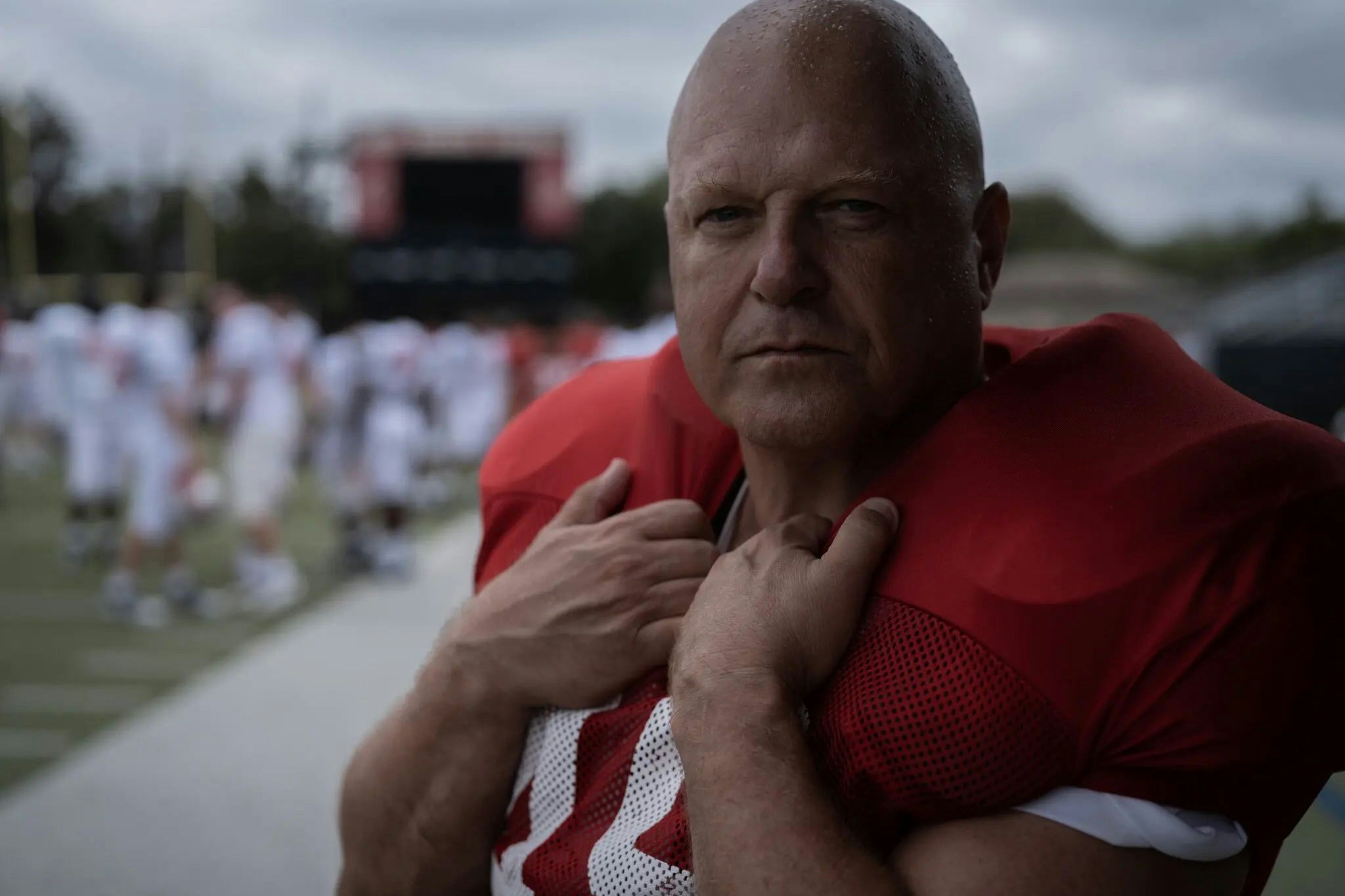 Will mit 59 noch einmal für sein altes College-Team auflaufen: Mike Flynt (Michael Chiklis) in "The Senior – Ein Traum, ein Wille, ein letztes Spiel"