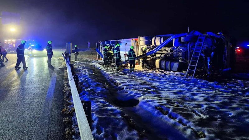 Zu einem schweren Lkw Unfall wurde kurz nach 1 Uhr in der Nacht auf Mittwoch die Freiwillige Feuerwehr Aspang auf die A2 im Wechselabschnitt gerufen.