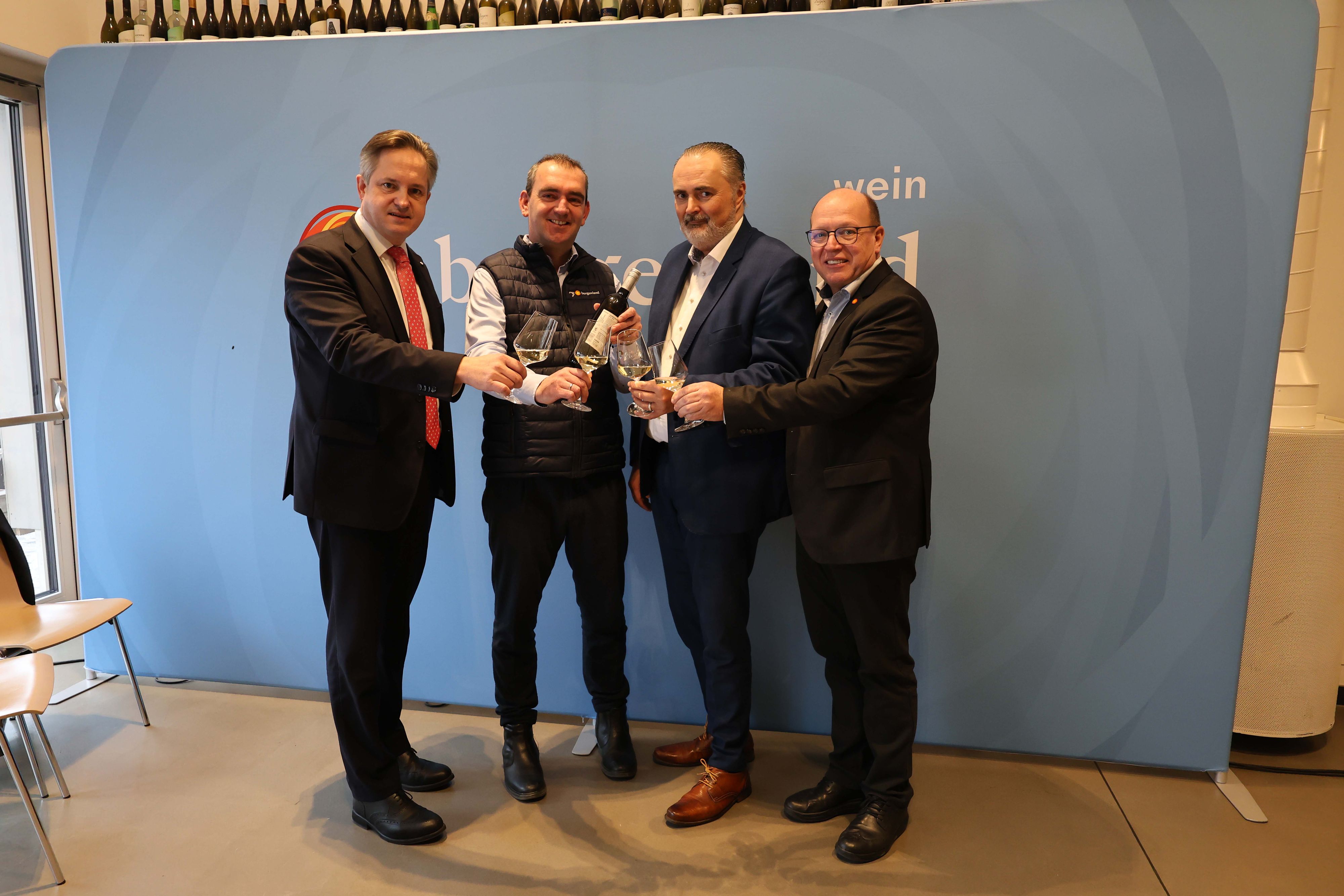 Weinbaupräsident NR Johannes Schmuckenschlager, Wein Burgenland Obmann Herbert Oschep, Landeshauptmann Hans Peter Doskozil, Weinbaupräsident Burgenland Andreas Liegenfeld