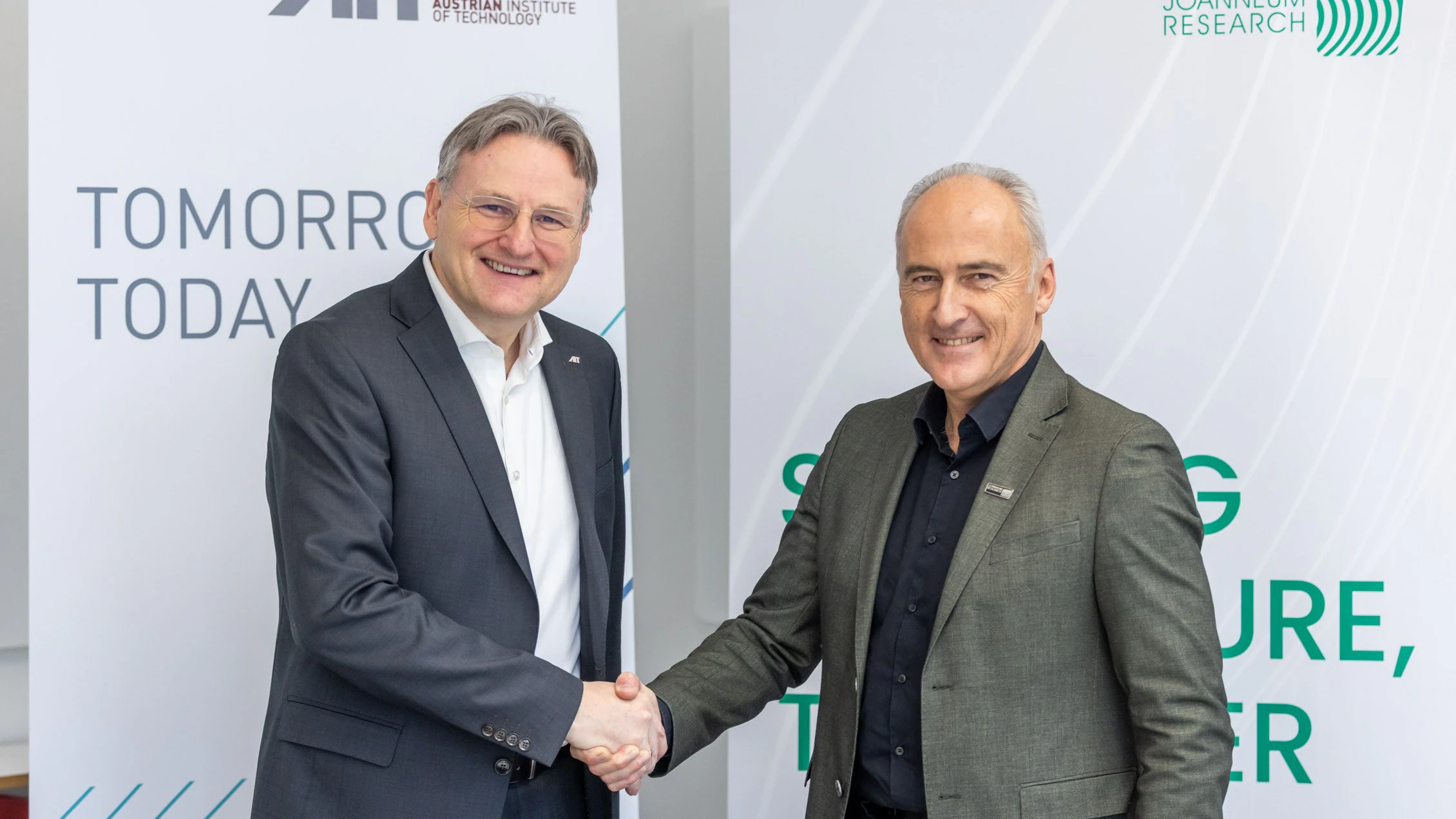 AIT-Managing Director Andreas Kugi und Joanneum Research-Geschäftsführer Heinz Mayer bei der Unterzeichnung eines Memorandum of Understanding zur gemeinsamen Entwicklung einer präklinischen Forschungsplattform.