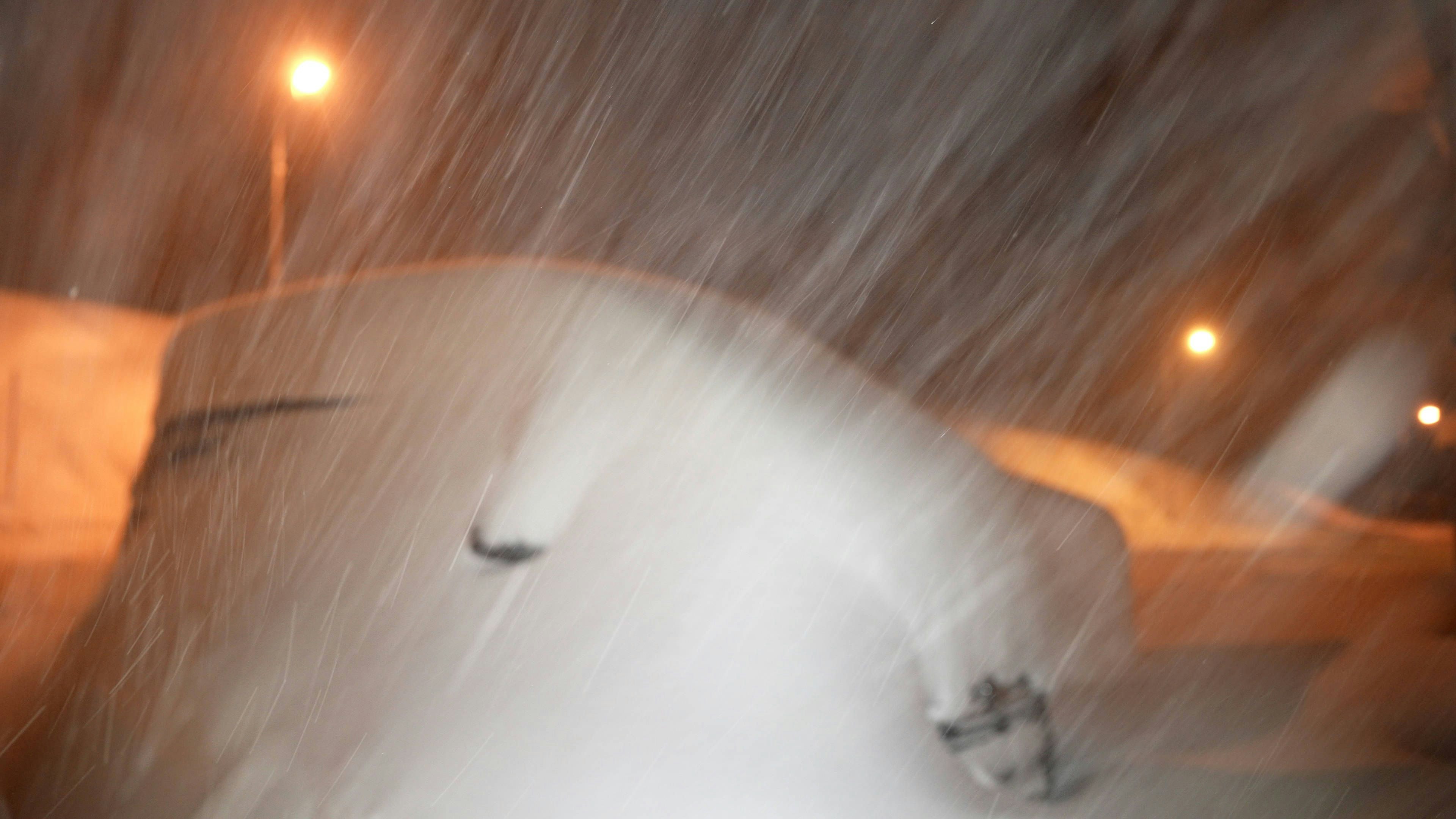 Eine Schneewalze rollt von Italien aus auf die Alpen zu.