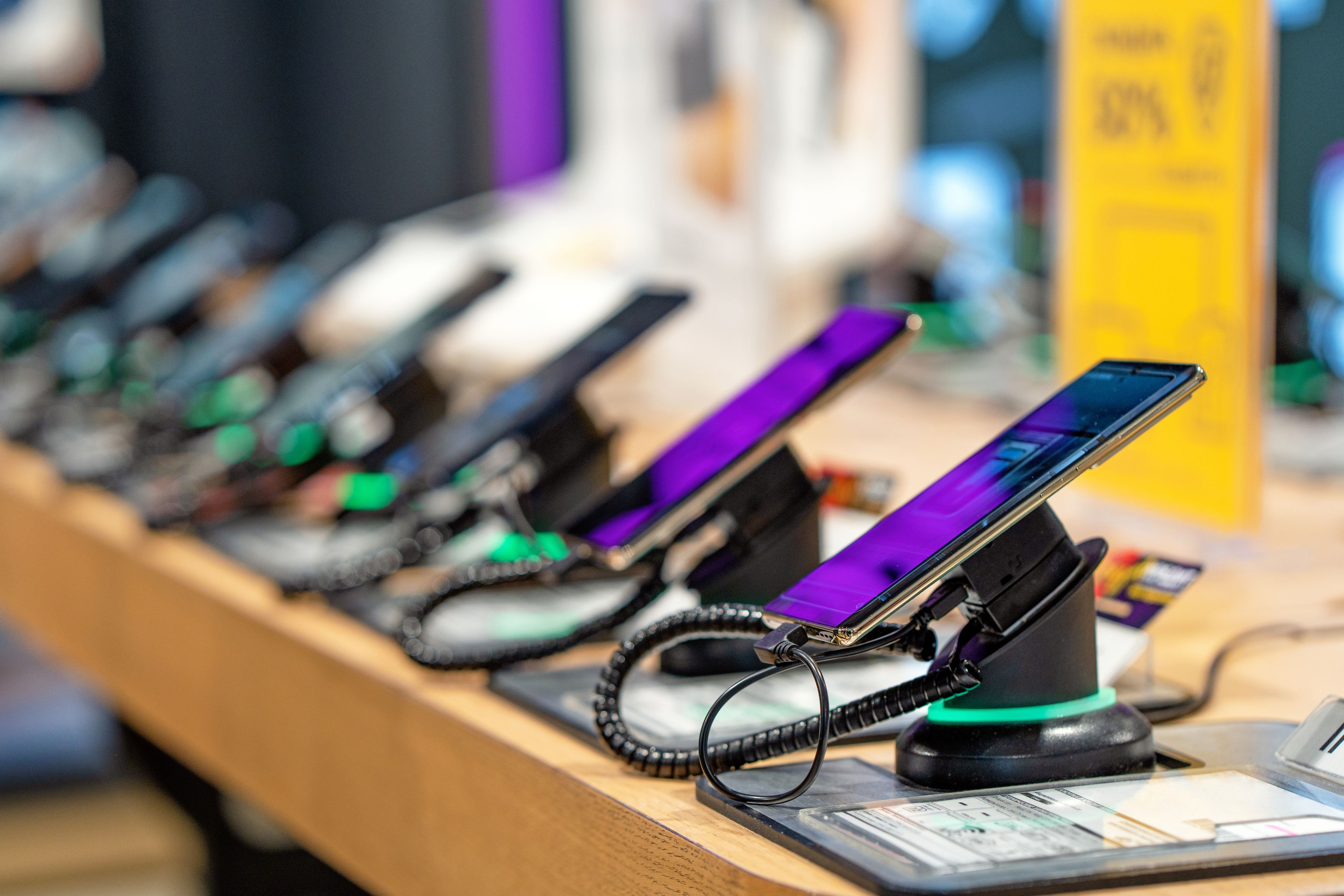 Der Frau wurden fünf Verträge, vier Handys und fünf Musikboxen angedreht.