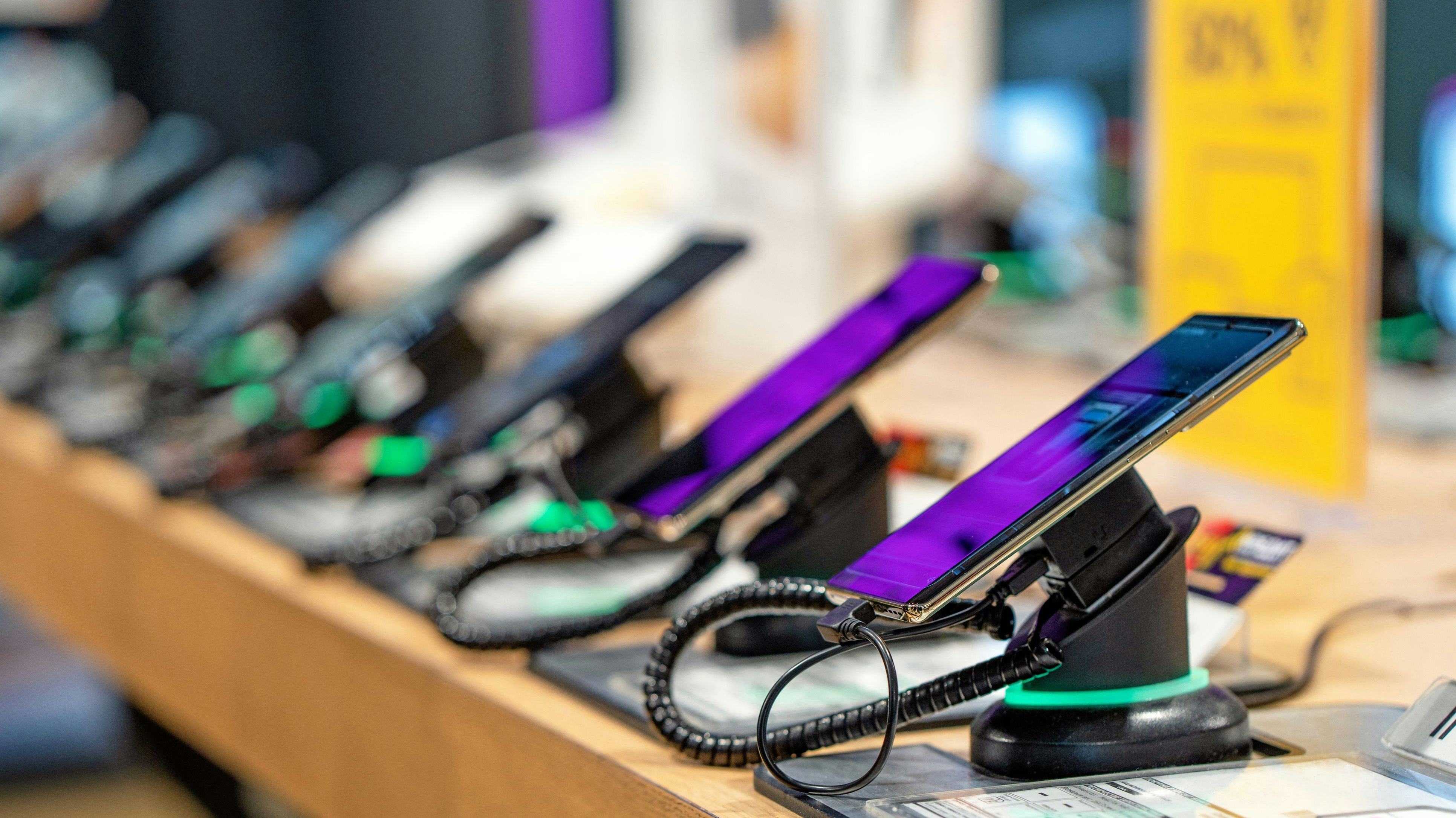 Der Frau wurden fünf Verträge, vier Handys und fünf Musikboxen angedreht.