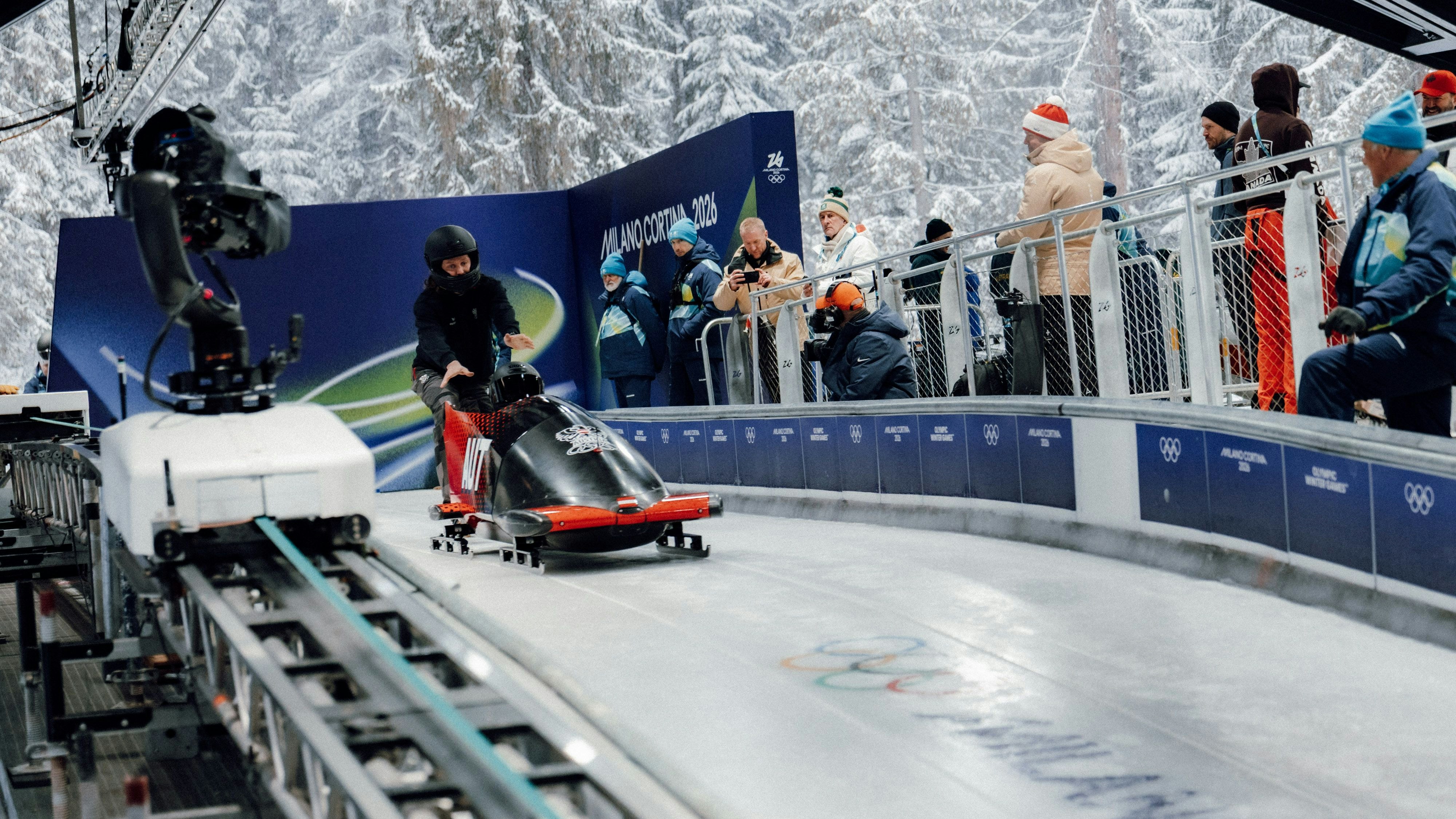 Heute.at - Eine Woche nach Fußbruch: Mit Starthilfe im Eiskanal