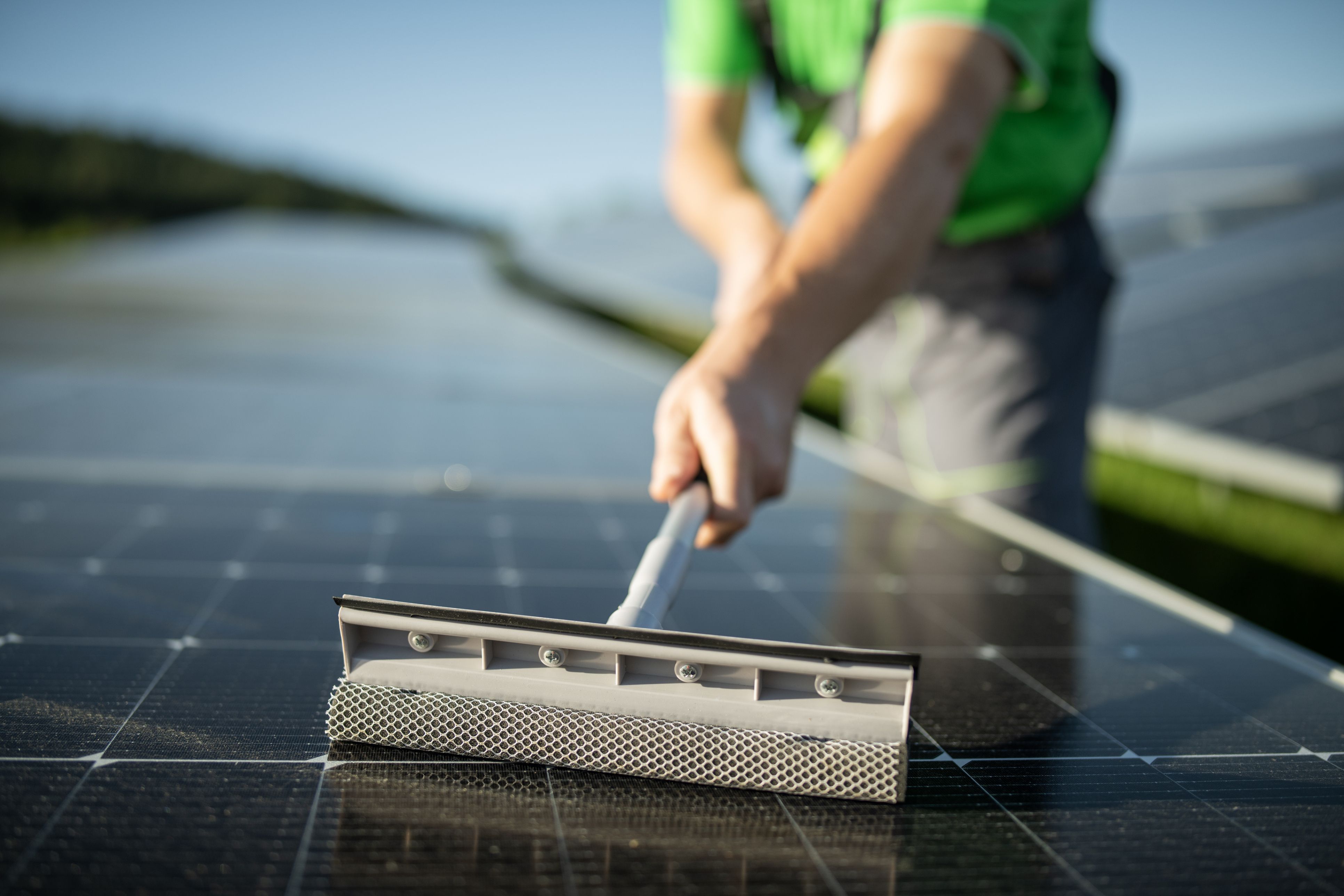 Bei Reinigungsarbeiten auf einem Dach stürzte der Mitarbeiter in die Tiefe (Symbolbild).