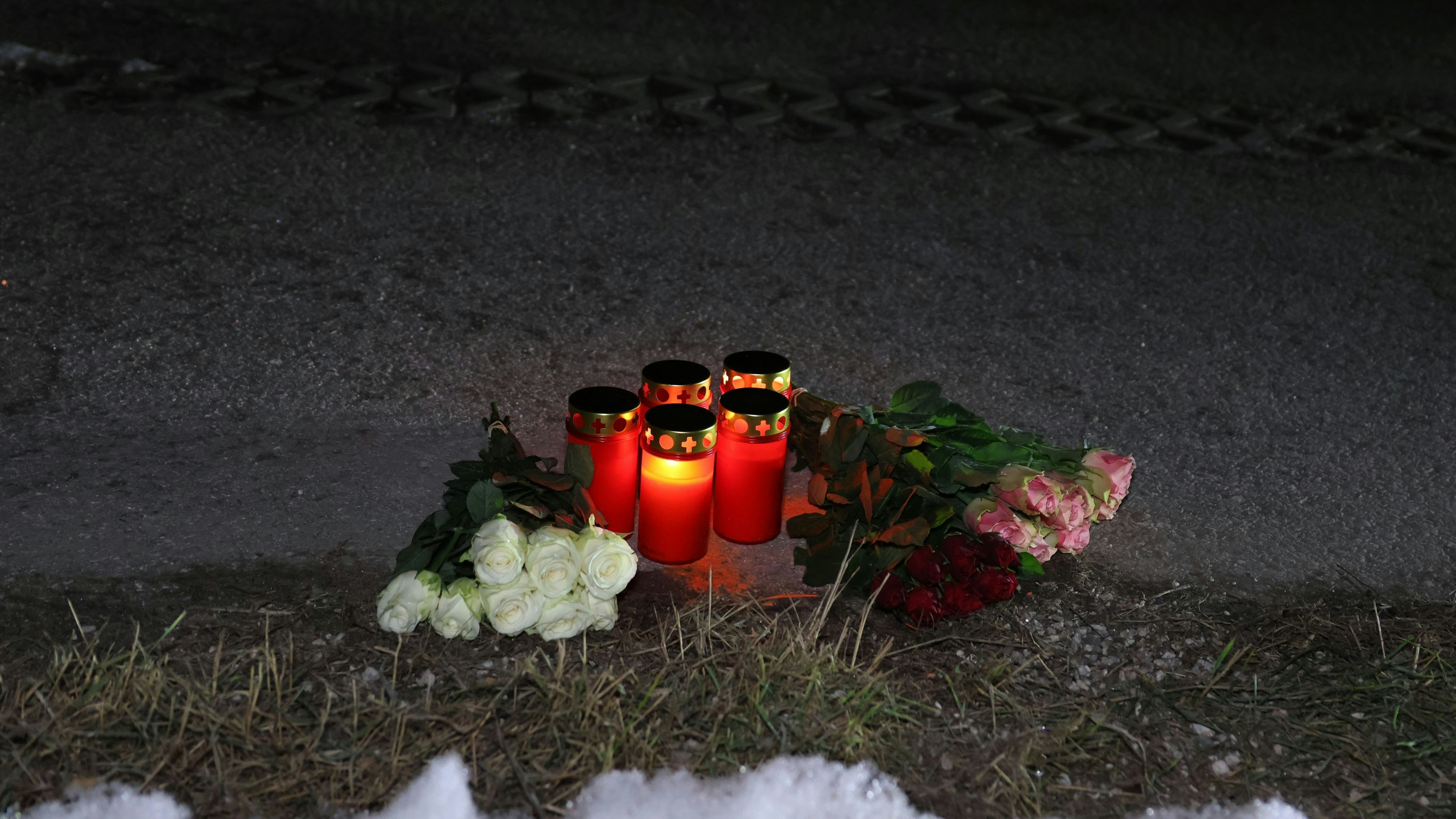 Kerzen erinnern am Unfallort an die Tragödie.
