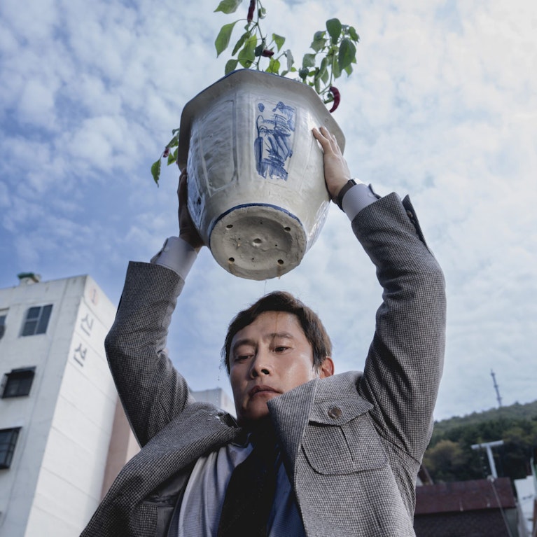 Der südkoreanische Thriller "No Other Choice" zeigt, wohin gnadenloser Konkurrenzkampf in einem kleiner werdenden Arbeitsmarkt führen kann. Kult-Regisseur Park Chan-wook ("Oldboy") verschiebt einmal mehr die Grenzen dessen, "was geht" – jetzt neu im Kino.