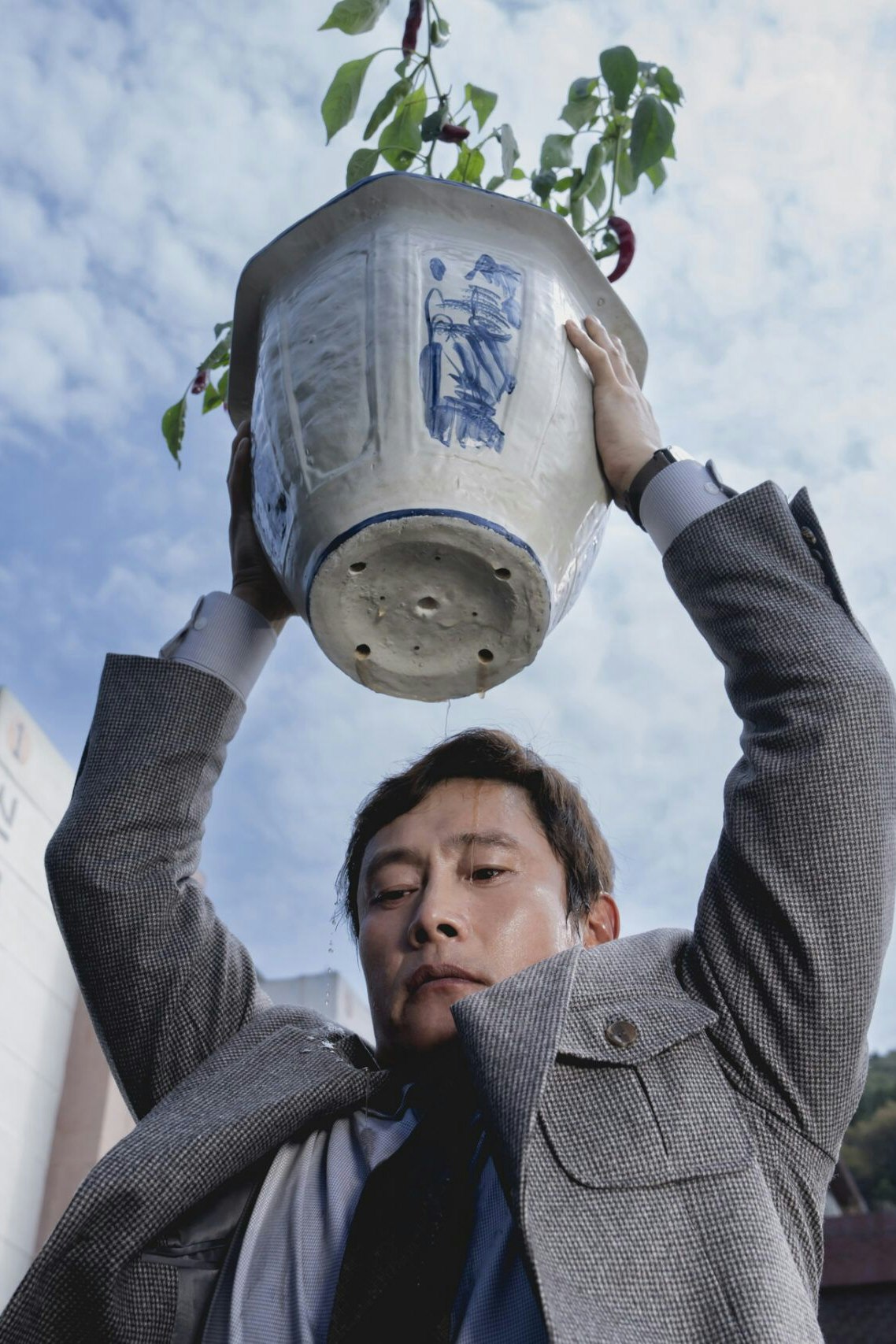 Familienvater Man-soo (Lee Byung-hun) findet keinen neuen Job, also räumt er die Konkurrenten aus dem Weg