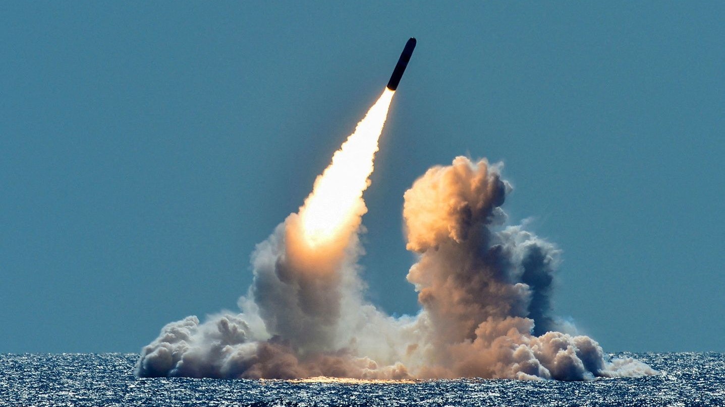 Eine unbewaffnete Trident II D5-Rakete wird  vor der Küste Kaliforniens, USA, vom ballistischen Raketen-U-Boot USS Nebraska abgefeuert