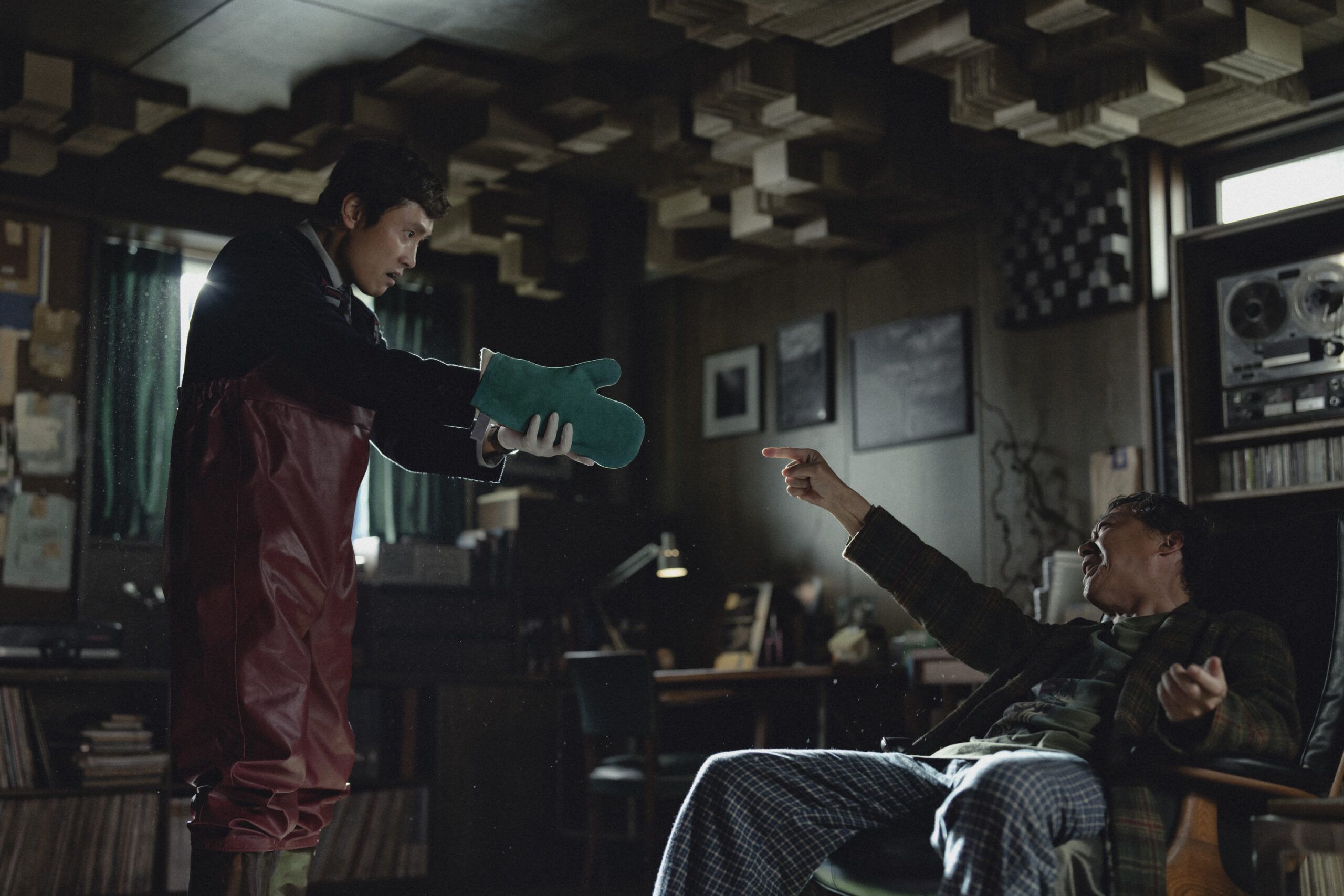 Man-soo (Lee Byung-hun, l.) beginnt, seine Job-Konkurrenten nacheinander "auszuschalten"