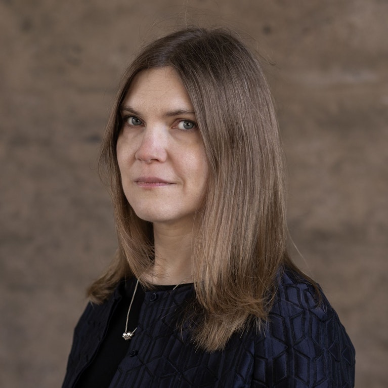 Mit ihrem ersten Gesellschaftsroman gelang der Schwedin Sara Bergmark Elfgren ein Überraschungserfolg. Nun ist ihr Buch auf Deutsch erschienen. "Die Insel meiner Schwester" packt ein Thema an, das auch in Österreich hohe Relevanz hat – häusliche Gewalt.