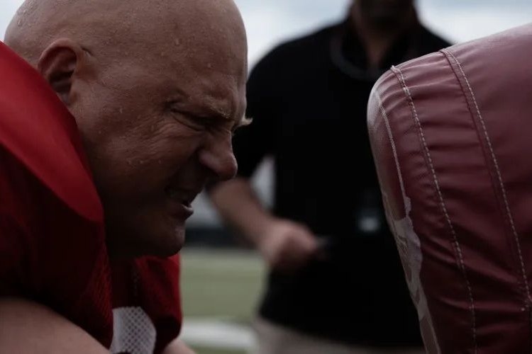 Der 59-jährige Linebacker hat es nach wie vor drauf, auch wenn's manchmal weh tut