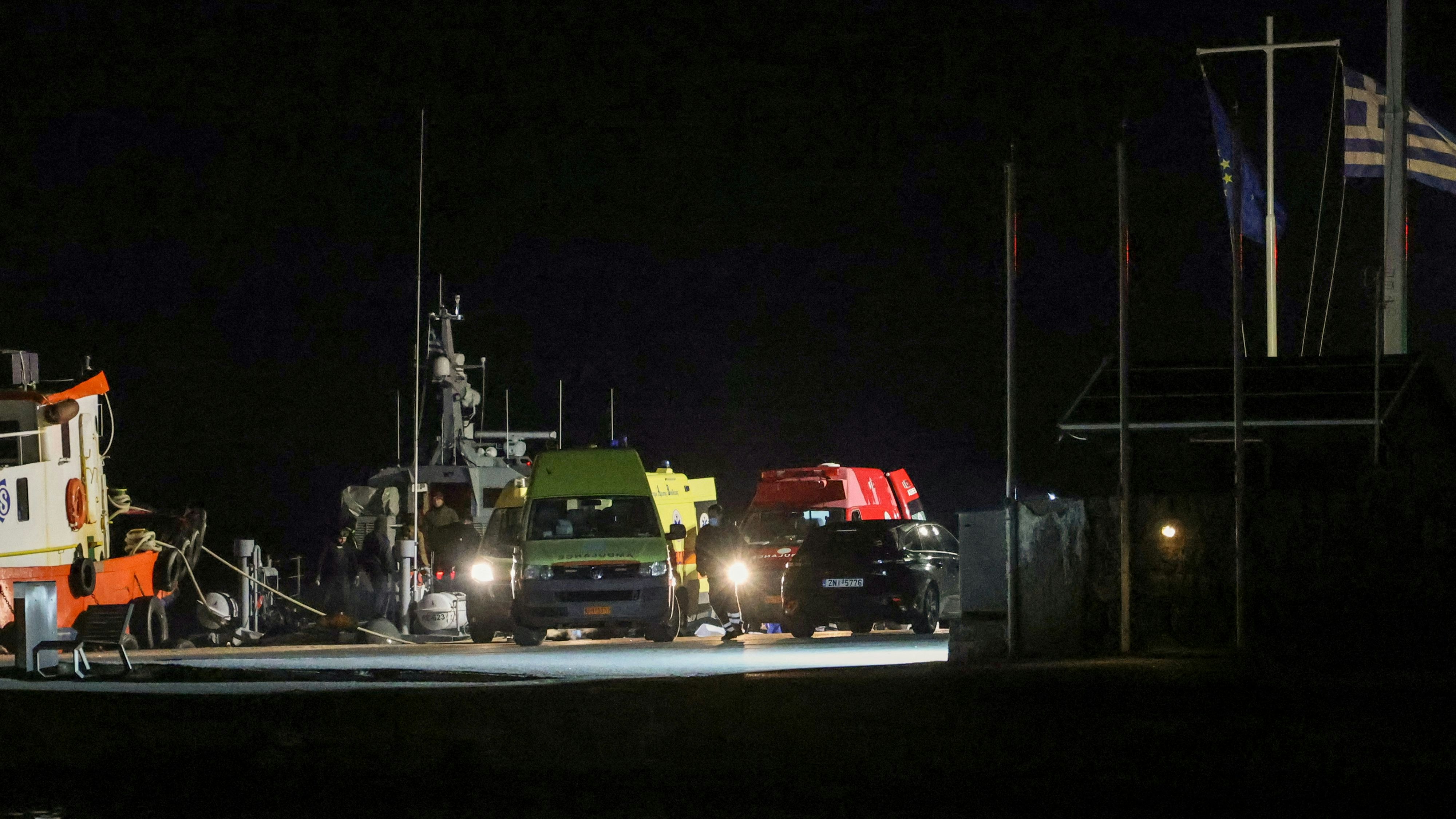  Bei einem Zusammenstoß zwischen einem Boot mit Migranten und einem Boot der griechischen Küstenwache sind laut Polizeiangaben 14 Menschen gestorben.