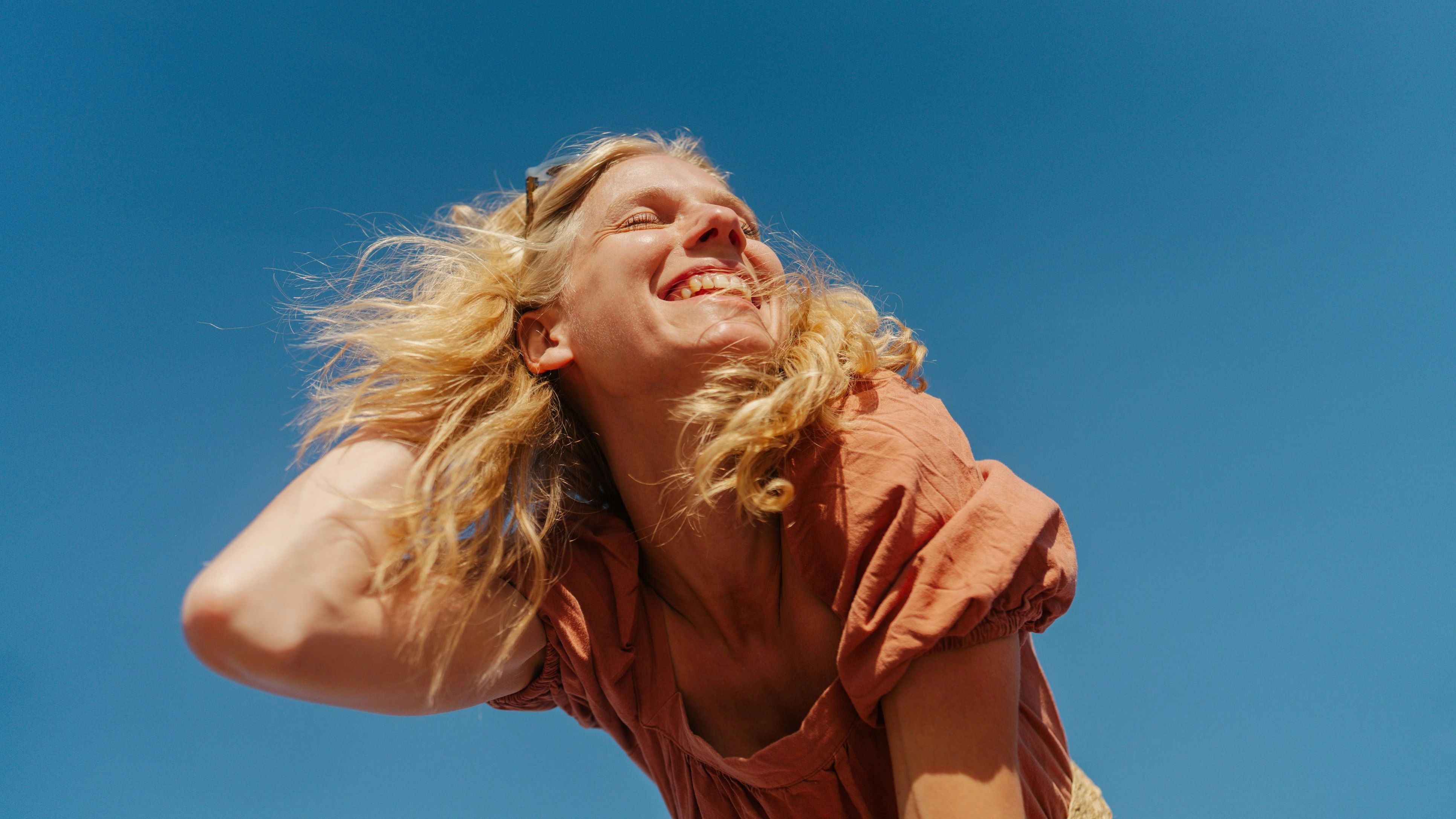 Glückliche Frau bei gutem Wetter...