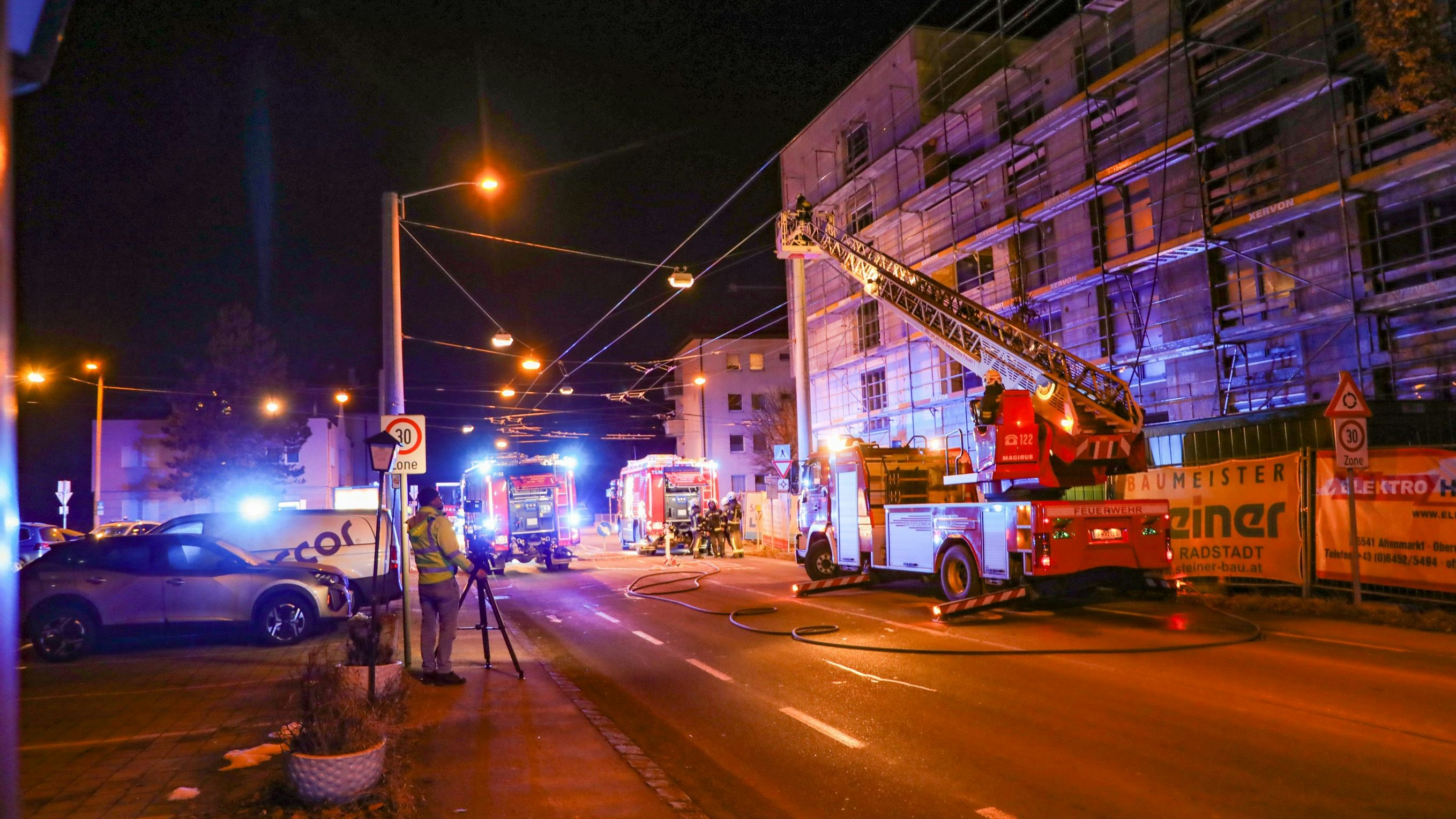 Heute.at - Feuer auf Baustelle in Salzburg - Passant schlägt Alarm