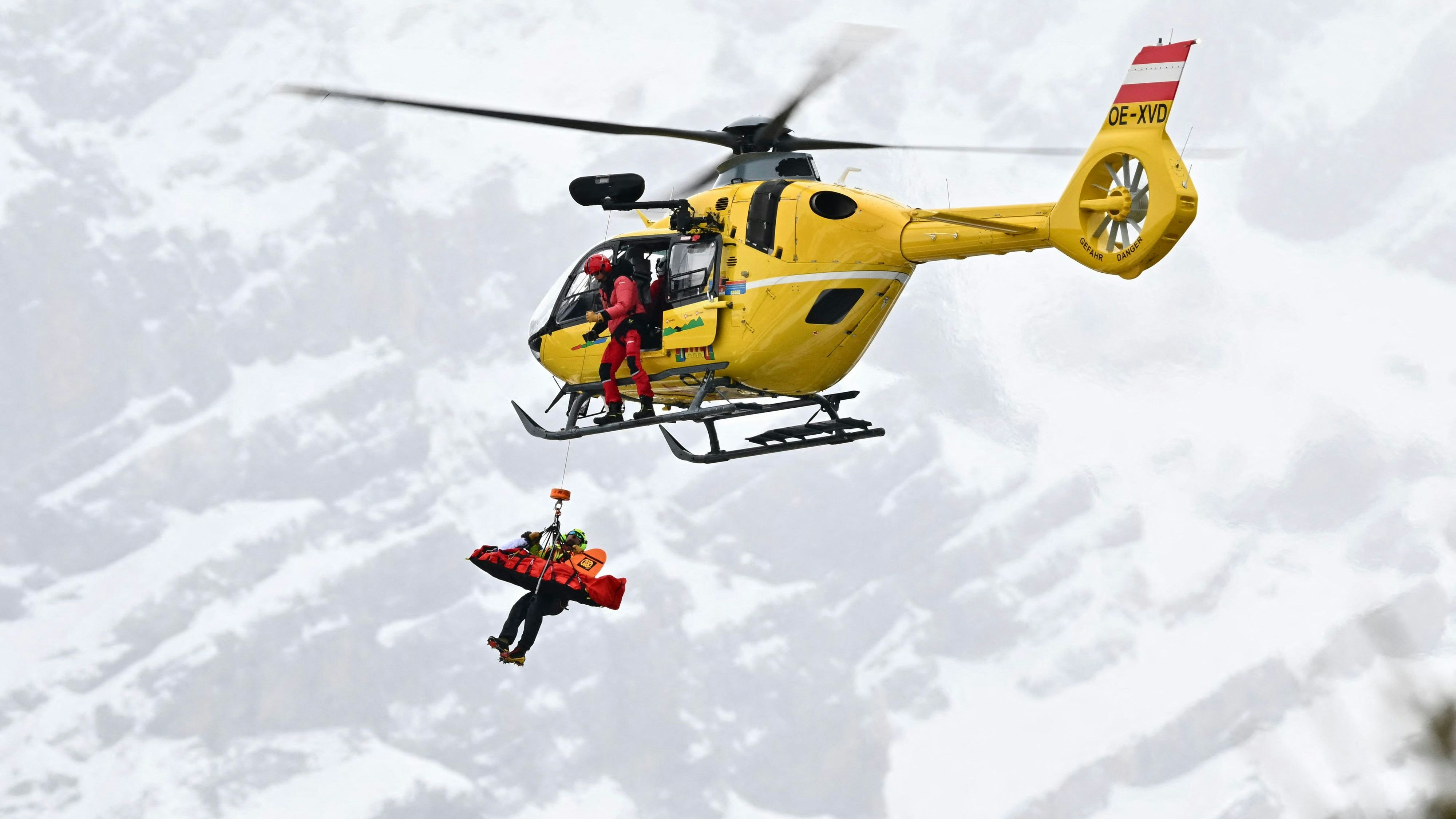 Norway's Fredrik Moeller is airlifted off the slope after crashing in the first official training for the men's downhill alpine skiing event ahead of the Milano Cortina 2026 Winter Olympic Games at the Stelvio Ski Centre in Bormio (Valtellina) on February 4, 2026. (Photo by Fabrice COFFRINI / AFP)