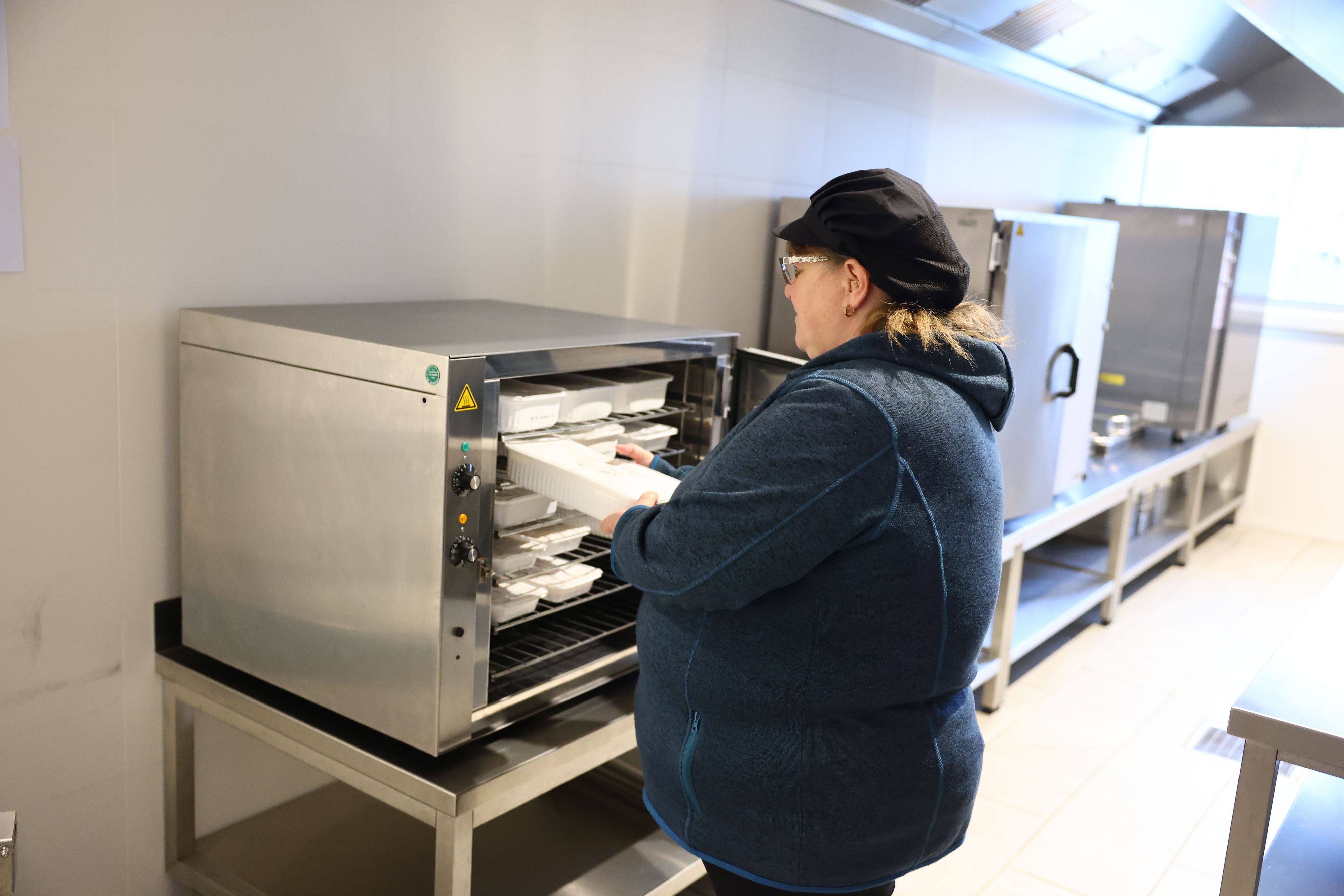 Sabine N. ist glücklich an ihrem neuen Arbeitsplatz.