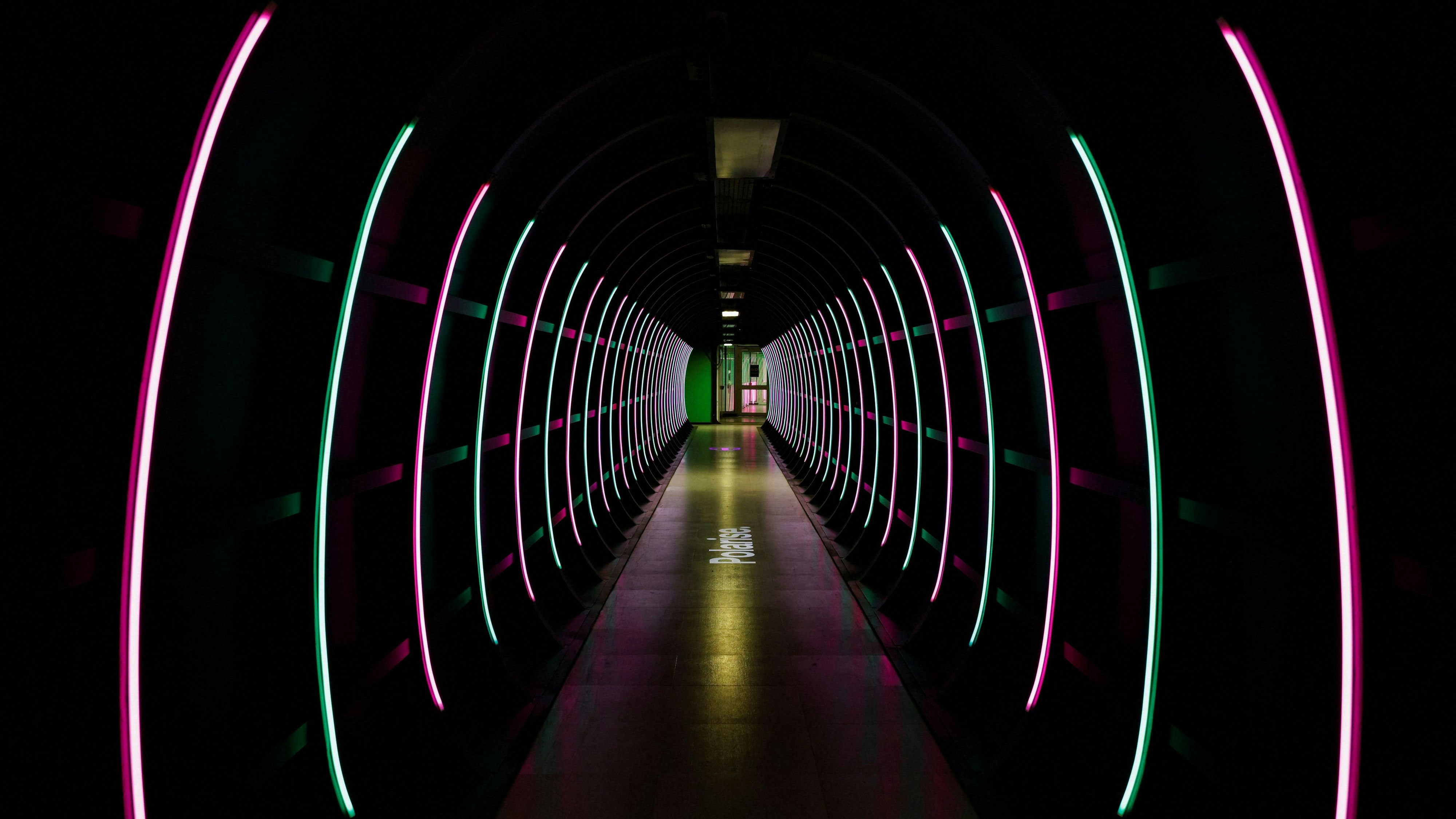 Ein beleuchteter Boden am Eingang des AI Cloud Centers des deutschen Telekommunikationsriesen Deutsche Telekom am Eröffnungstag in München.