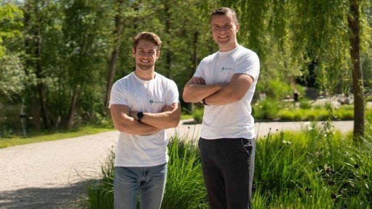 Reiseplanung ohne Stress, dafür mit Nachhaltigkeit: "Majourny"-Gründer Fabian Pischinger und Severin Bergsmann.