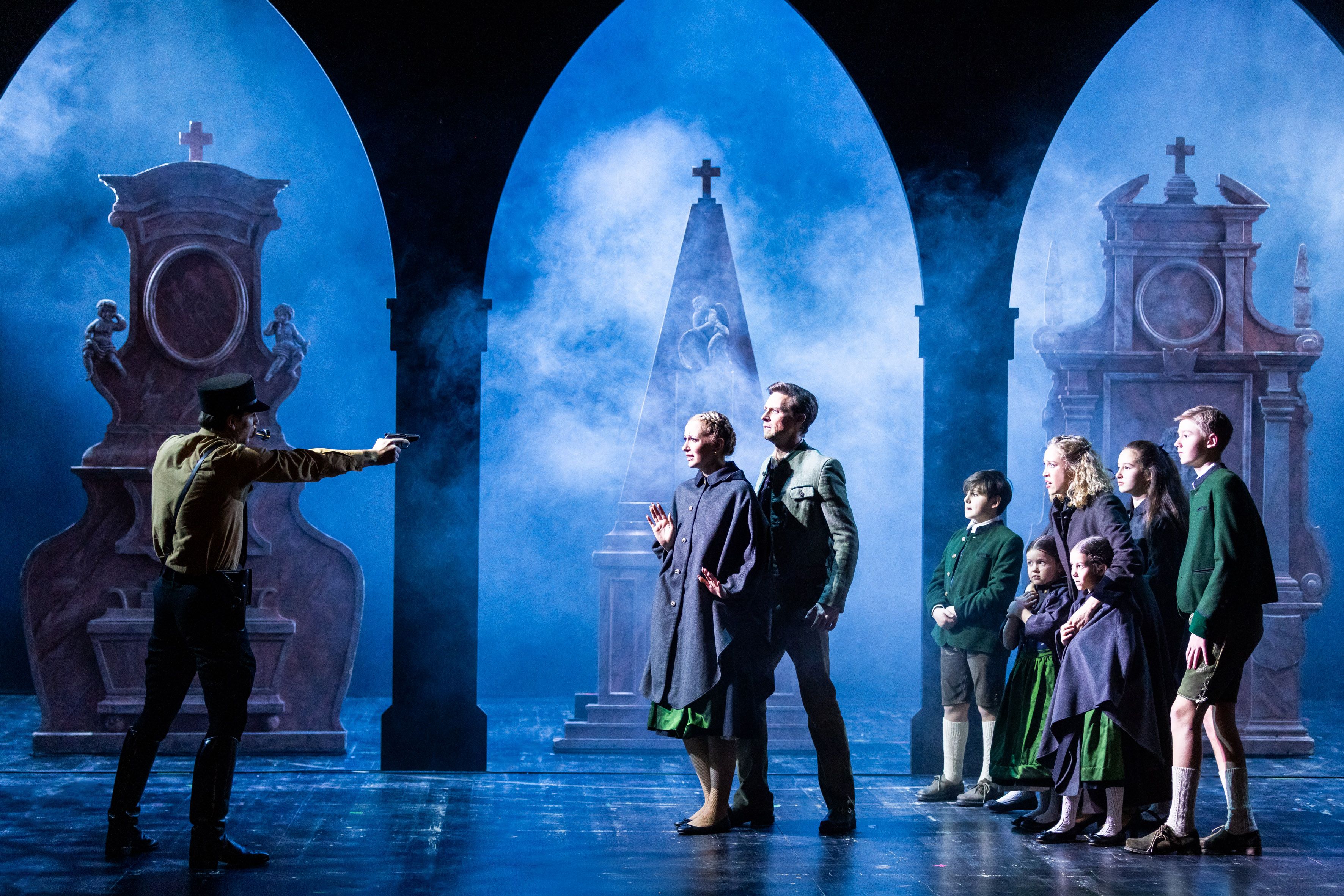 Katharina Gorgi und Lukas Perman (M.) spielen in 