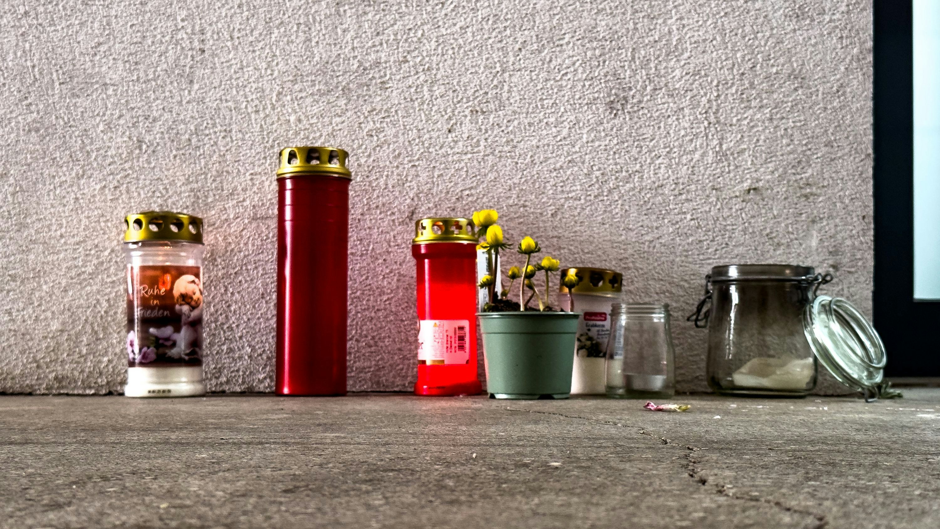 Gedenklichter im Stiegenhaus nach dem Mord in Linz. 
