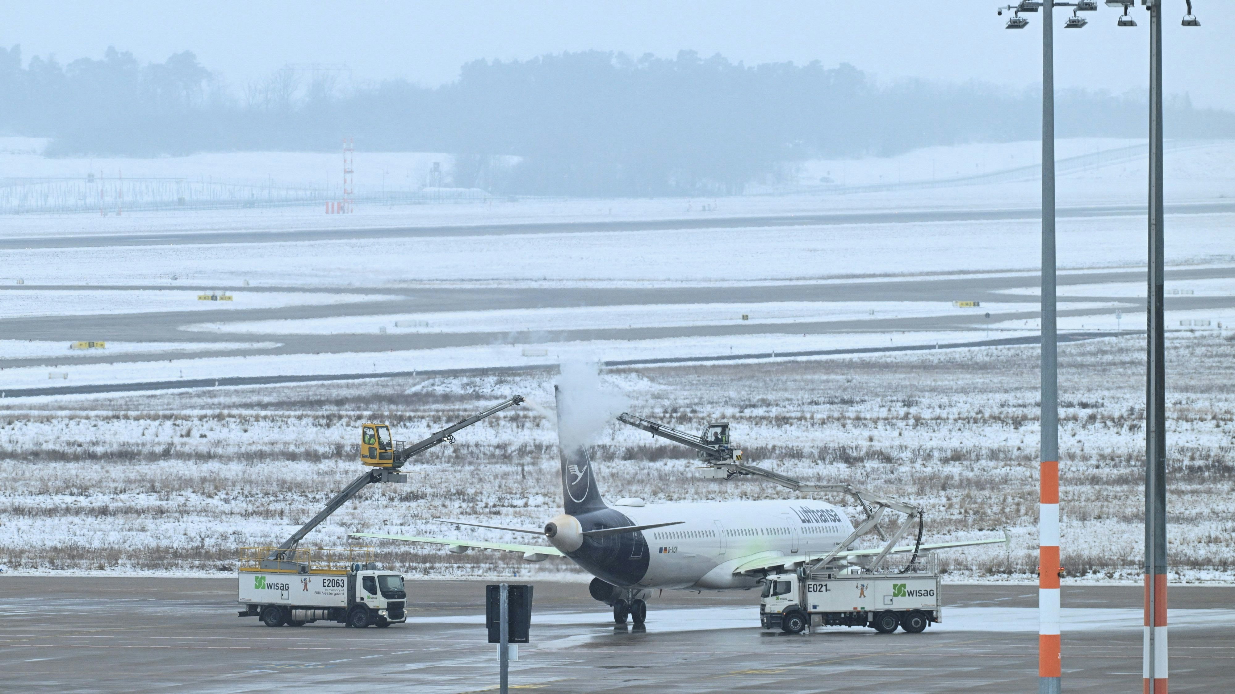 "Der Flughafenbetrieb ist im Prinzip eingestellt, es ist spiegelglatt", so die Sprecherin.