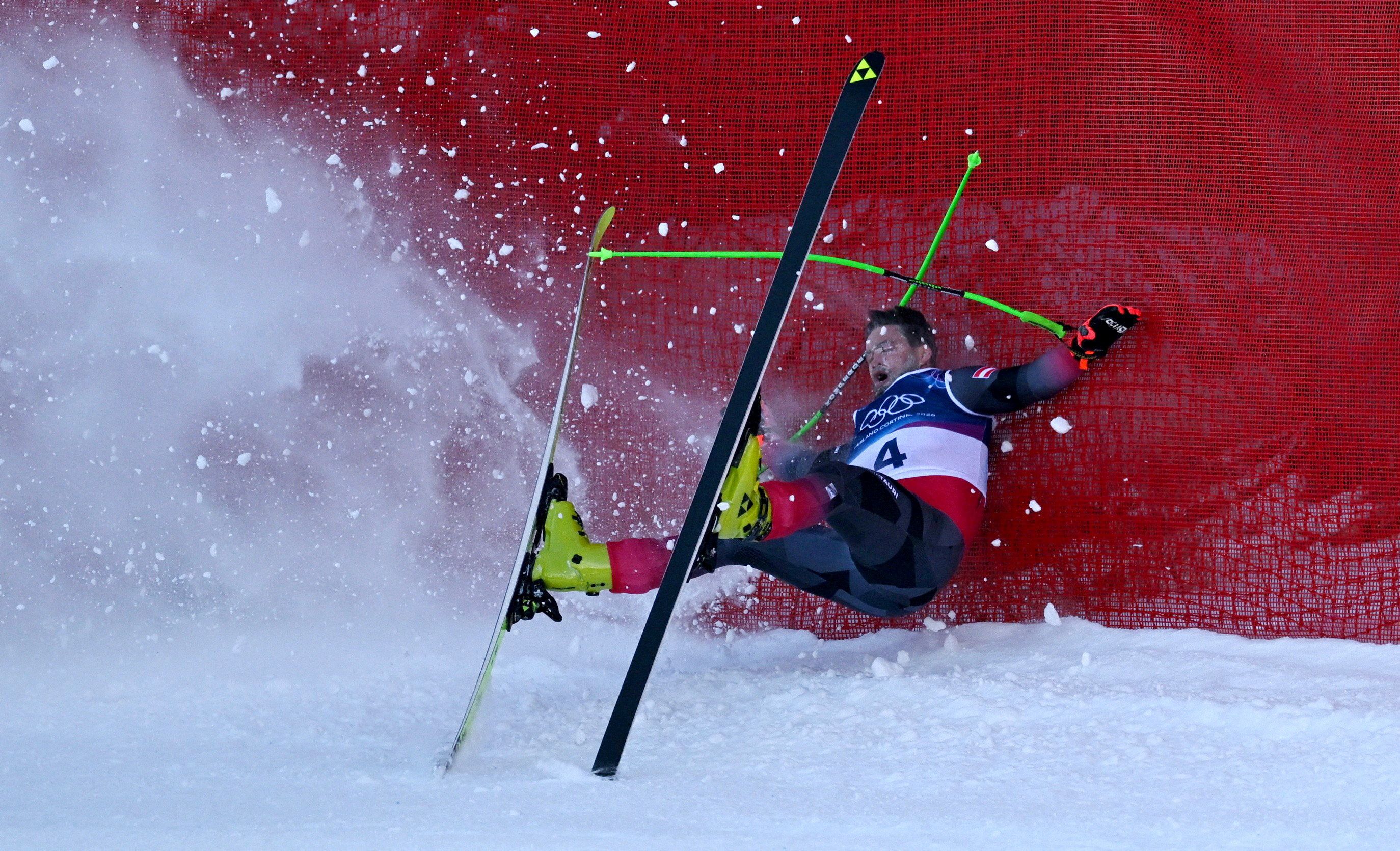 Daniel Hemetsberger kracht ohne Helm ins Netz.