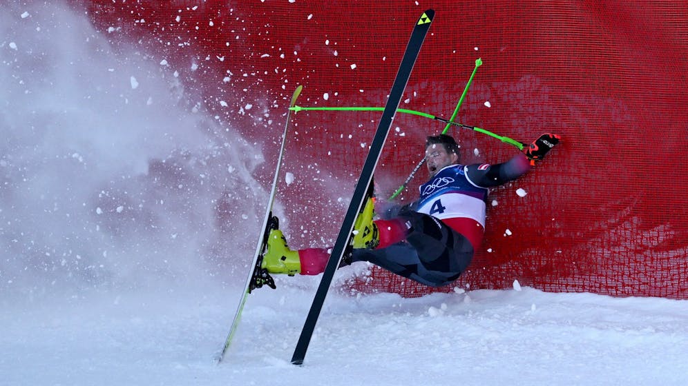 Daniel Hemetsberger kracht ohne Helm ins Netz.