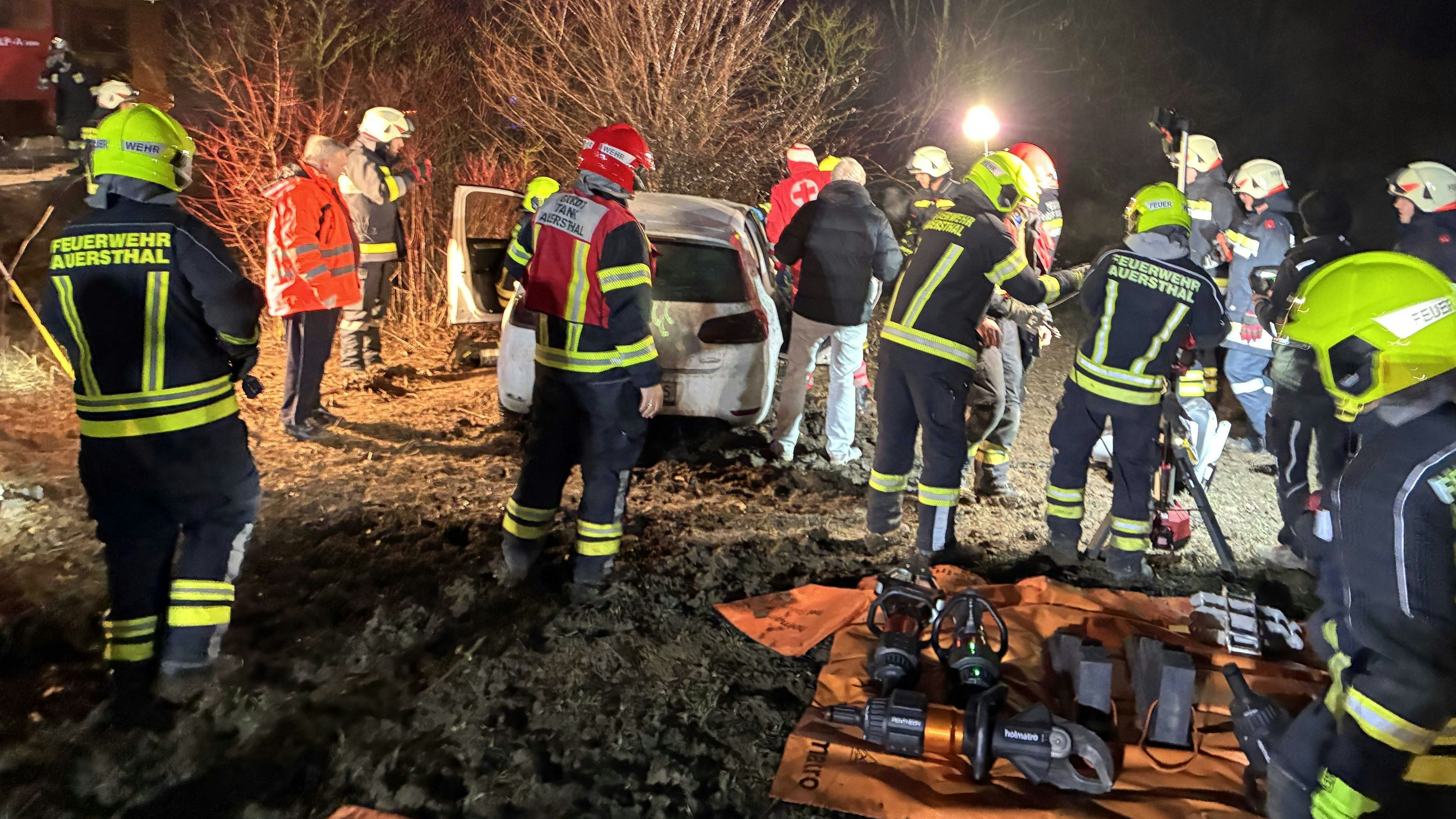 Heute.at - Auto kracht gegen Baum: Motor fliegt 100 Meter ins Feld