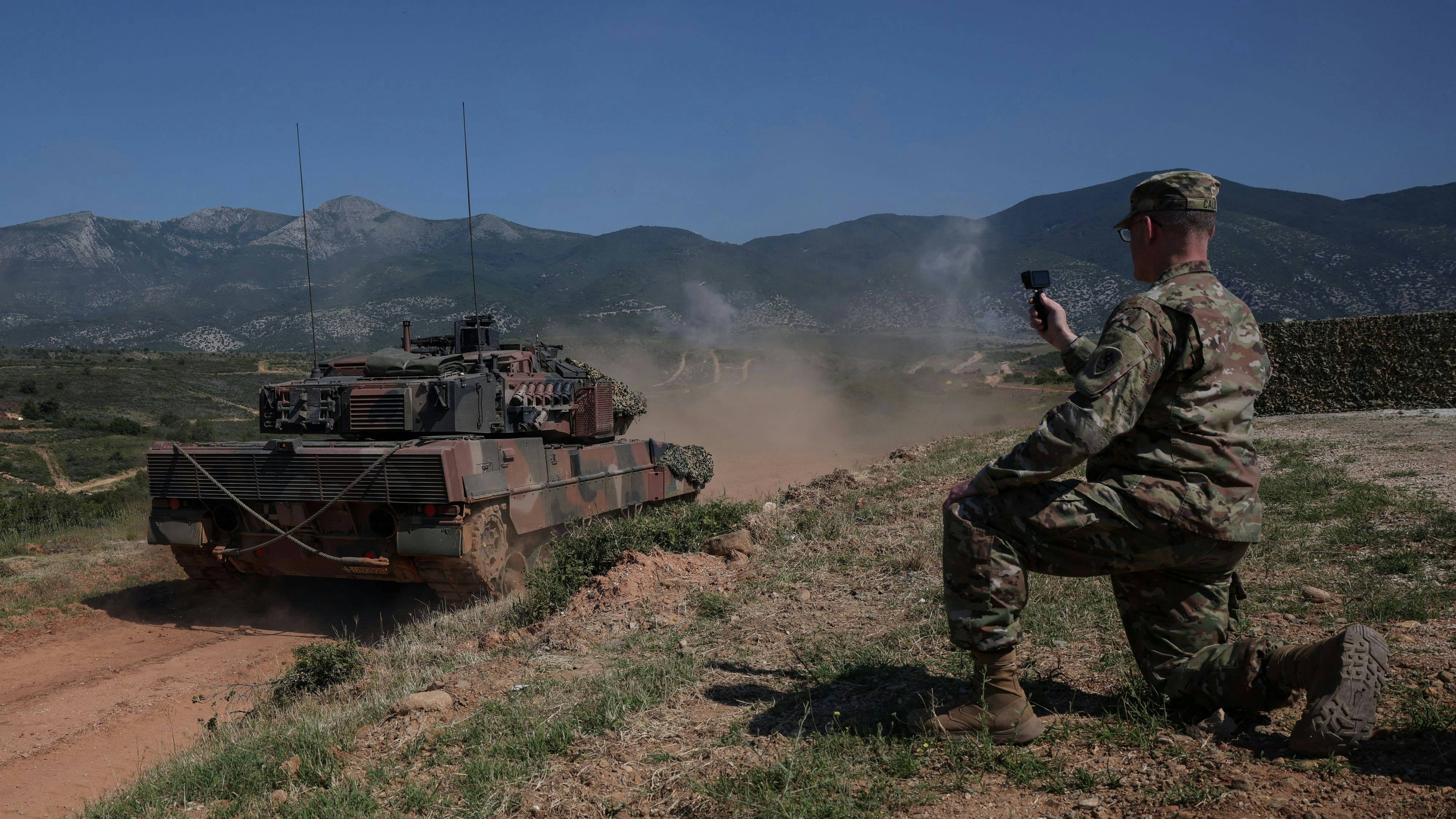 Der Offizier wurde von den zuständigen Militärbehörden festgenommen.