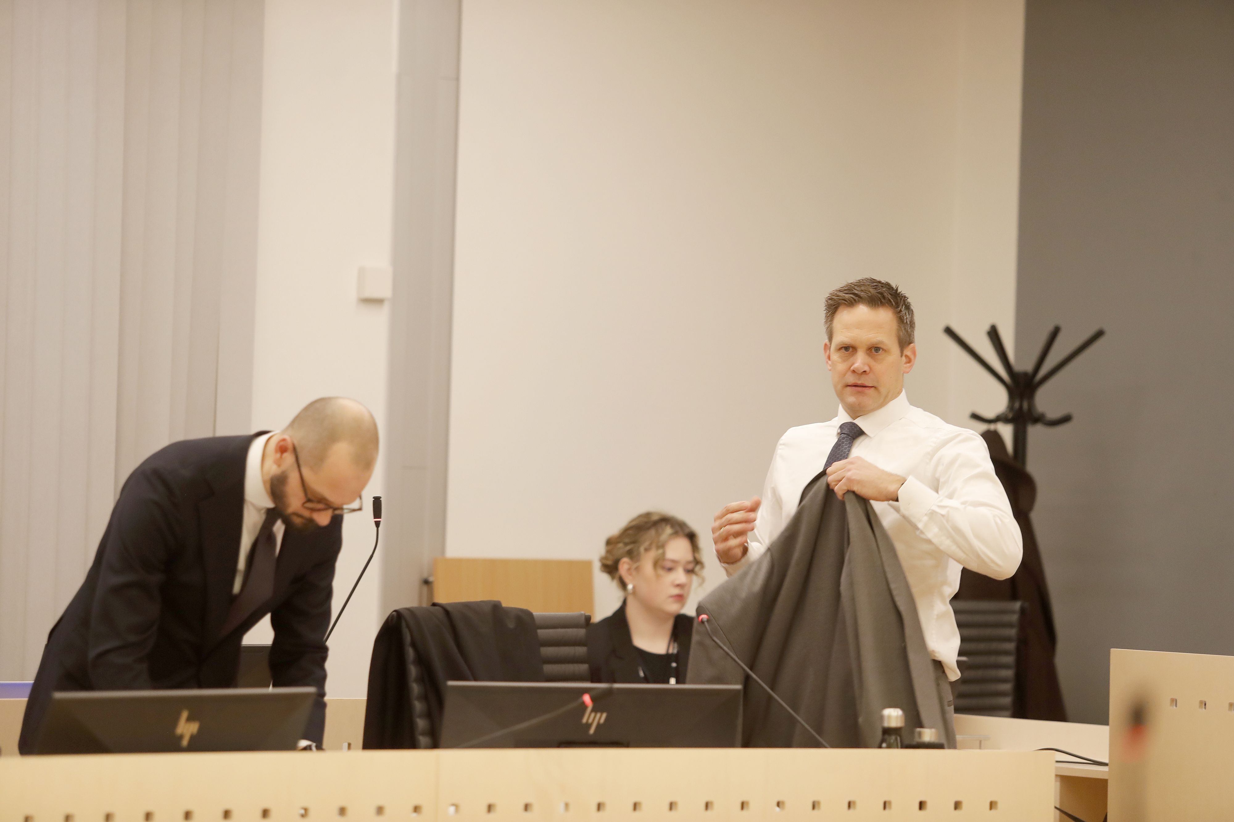 Staatsanwalt Sturla Henriksbø bringt Marius in Bedrängnis.