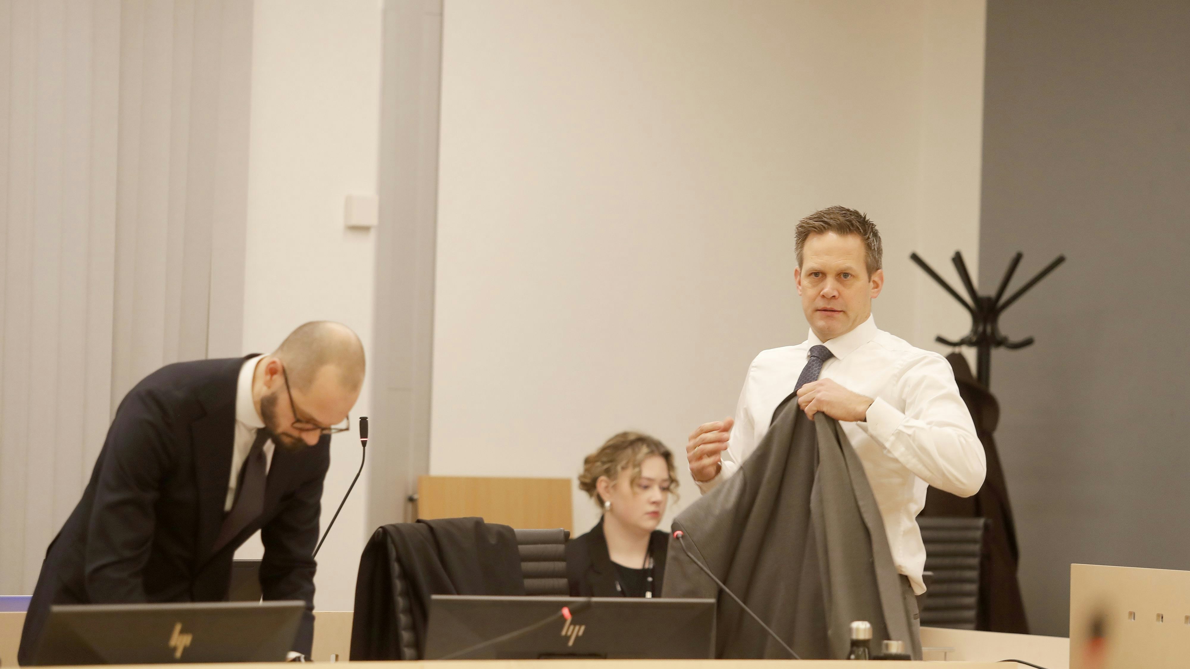 Staatsanwalt Sturla Henriksbø bringt Marius in Bedrängnis.