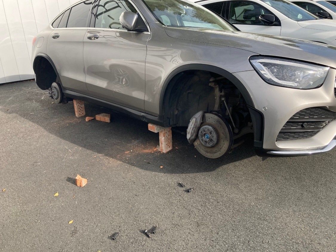 Heute.at - Autos aufgebockt! Europaweite Diebes-Bande gefasst