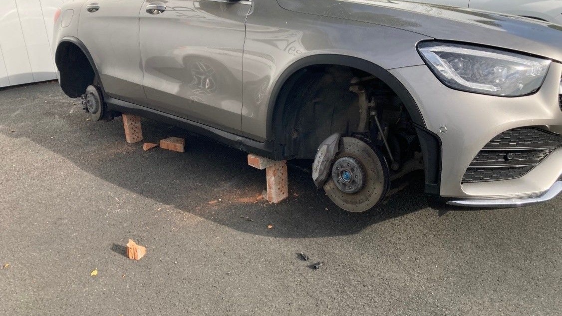 Heute.at - Autos aufgebockt! Europaweite Diebes-Bande gefasst