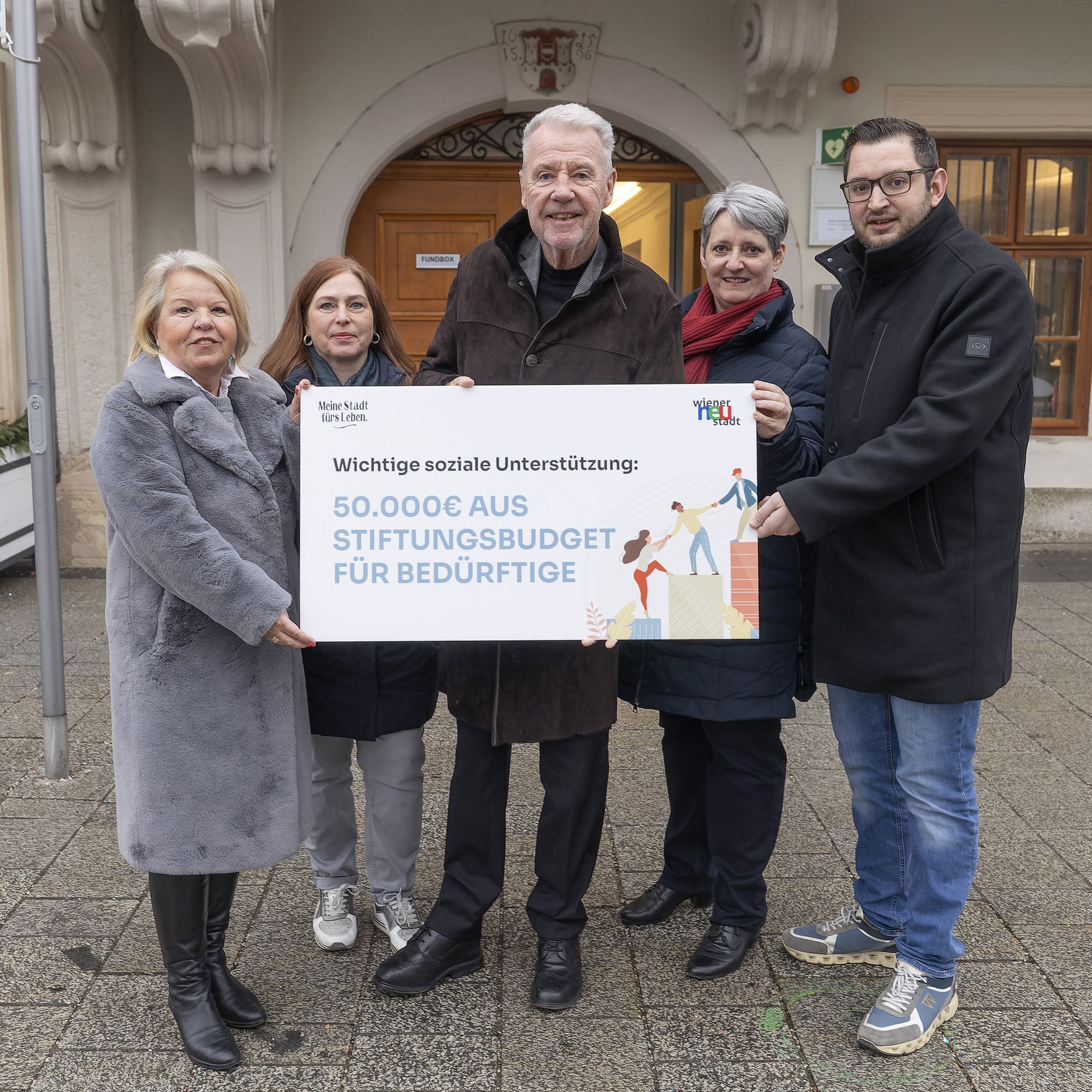Stiftungsstadträtin Sabine Bugnar, Katharina Klaus-Koppensteiner (Gruppenleiterin Rechnungswesen), Bürgermeister Klaus Schneeberger, Claudia Auer-Deutsch (Gruppenleiterin Sozialservice) und Sozialstadtrat LAbg. Philipp Gerstenmayer