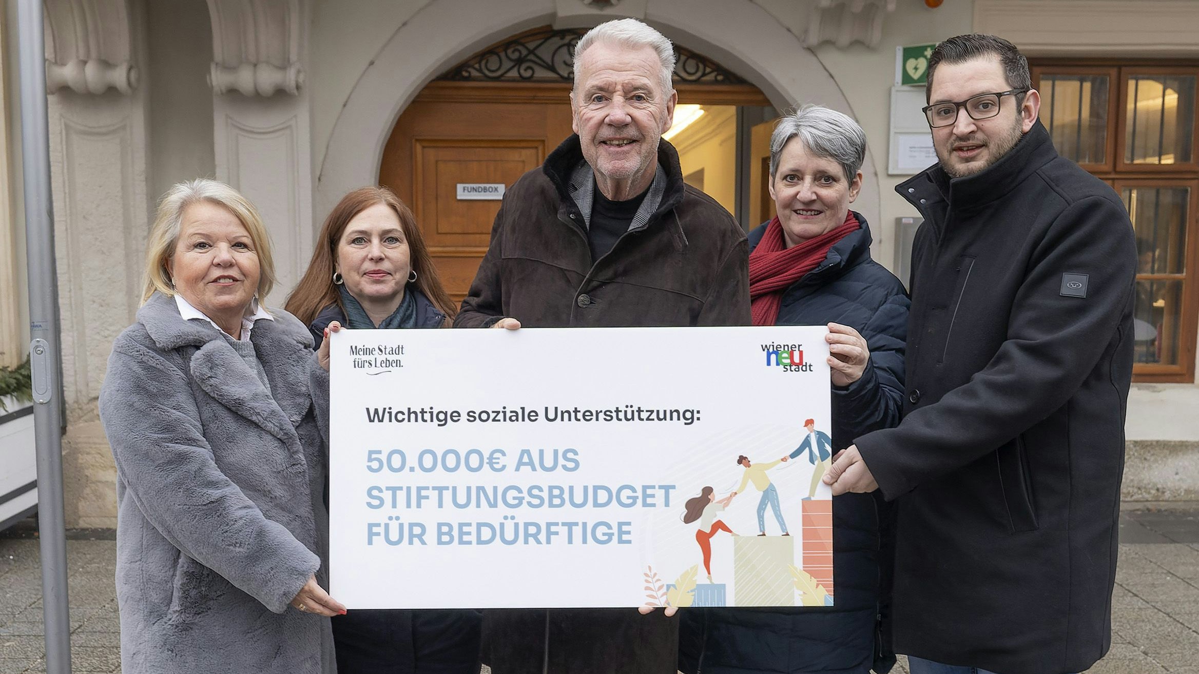 Stiftungsstadträtin Sabine Bugnar, Katharina Klaus-Koppensteiner (Gruppenleiterin Rechnungswesen), Bürgermeister Klaus Schneeberger, Claudia Auer-Deutsch (Gruppenleiterin Sozialservice) und Sozialstadtrat LAbg. Philipp Gerstenmayer
