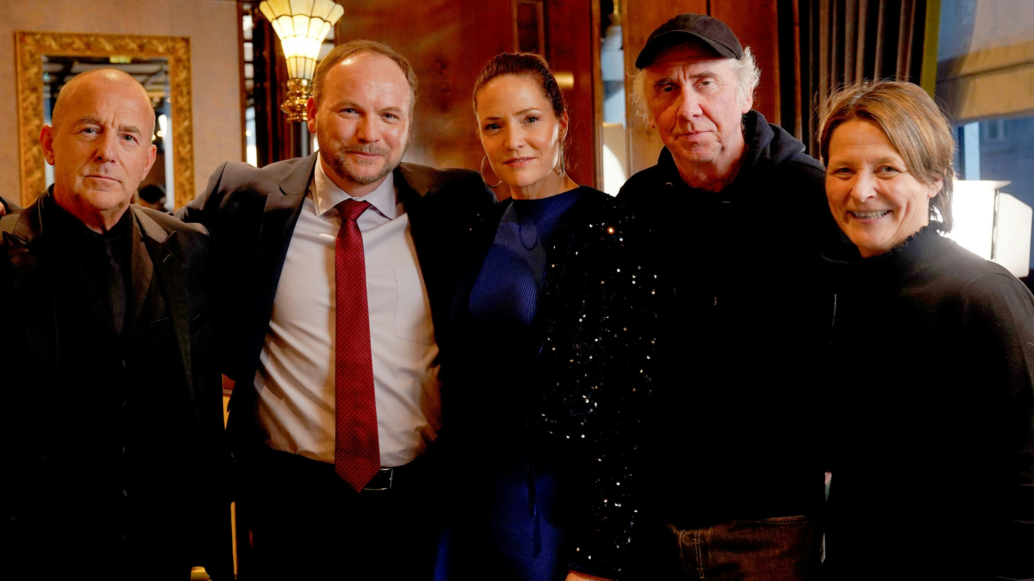 Drehstart für ORF/ARD/SRF-Dokudrama „Benko – Size does matter“ (AT) mit u. a. Thomas Stipsits, Patricia Aulitzky und Heino Ferch - Über Aufstieg und Fall des österreichischen Immobilienmoguls René Benko - „Benko – Size does matter“