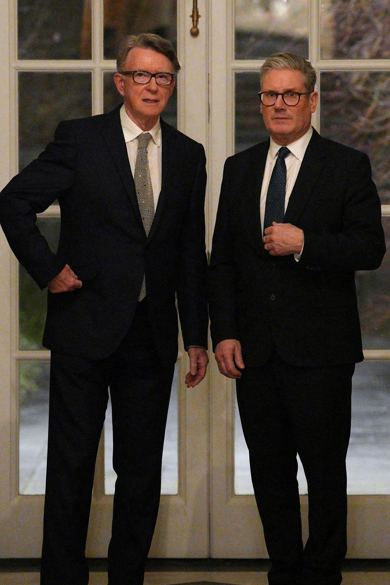 Der britische Premierminister Keir Starmer im Februar 2025 im Gespräch mit dem damaligen britischen US-Botschafter Peter Mandelson