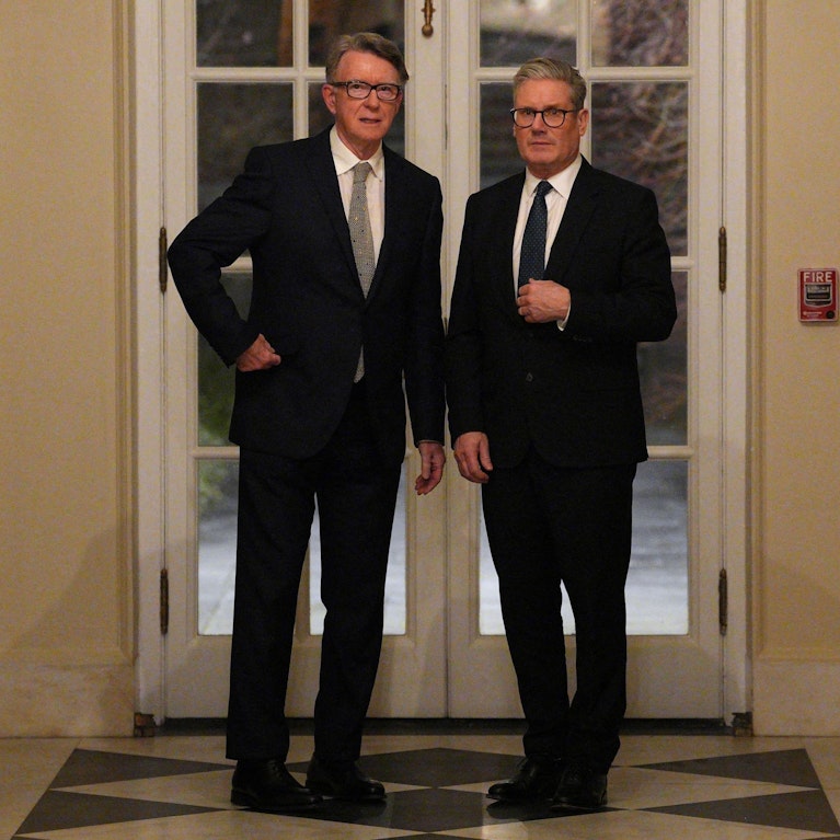 Der Economist spricht vom "schlimmsten Polit-Skandal Großbritanniens in diesem Jahrhundert". Ex-Minister Lord Mandelson ist tief in die Epstein-Affäre verstrickt, Sir Keir Starmer hatte ihn zum US-Botschafter gemacht. Muss der Premierminister nun selbst gehen?