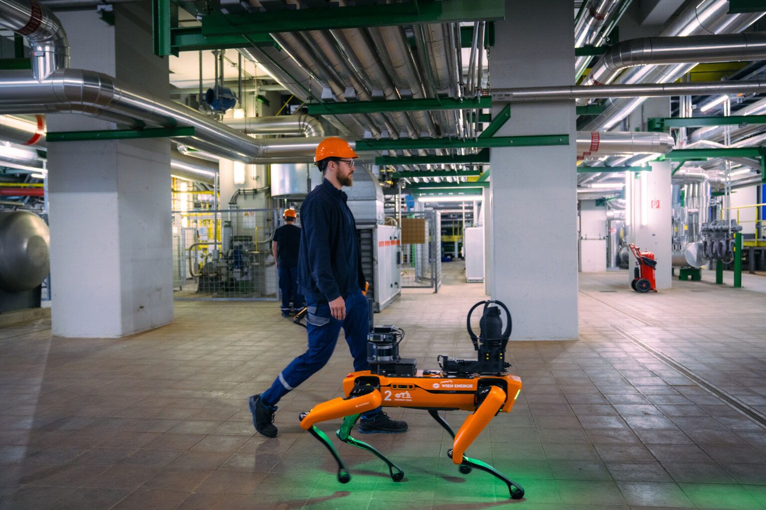 Roboterhunde unterstützen das Personal in den Kraftwerken von Wien Energie.