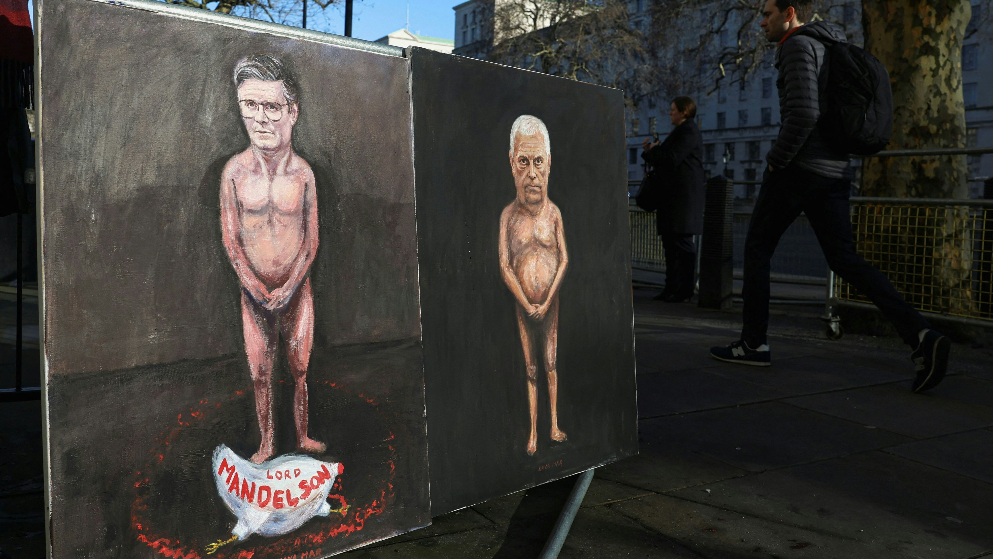Ein satirisches Gemälde des Künstlers Kaya Mar in London zeigt den britischen Premierminister Keir Starmer und den ehemaligen Prinzen Andrew