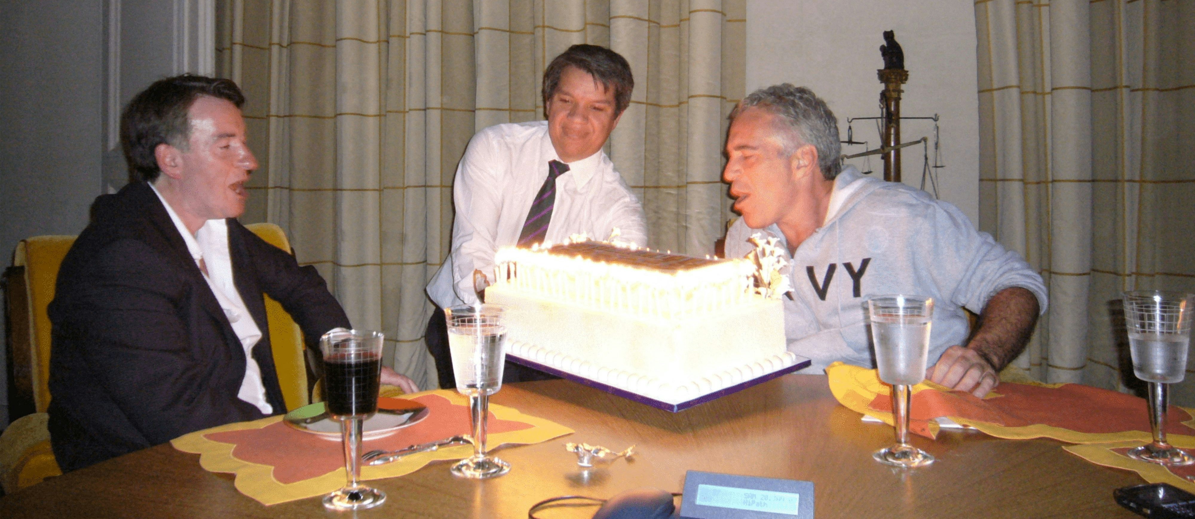 Peter Mandelson sitzt neben Jeffrey Epstein, der verurteilte Sexualstraftäter bläst Kerzen auf einem Kuchen aus