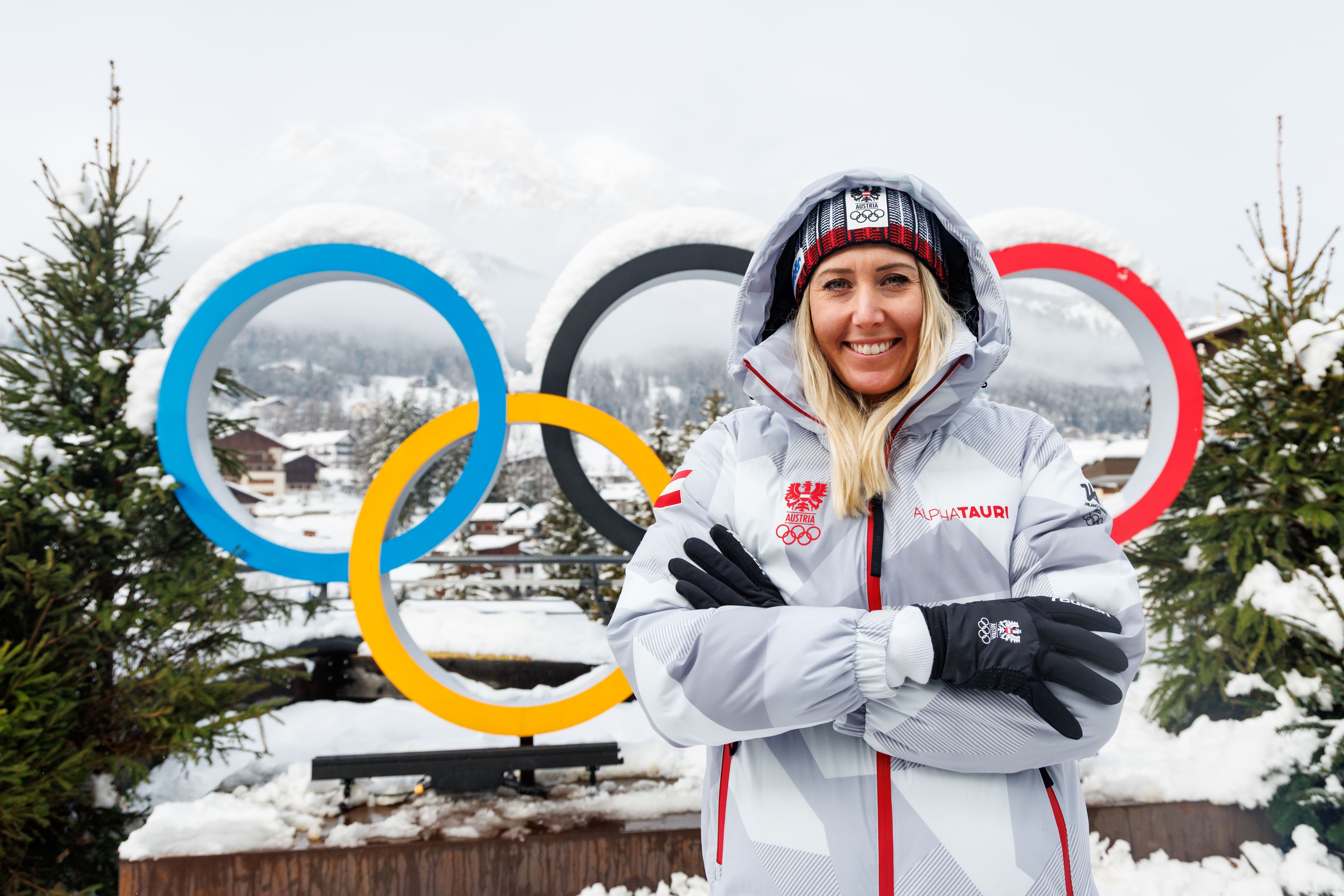 Cornelia Huetter posiert vor den Olympischen Ringen.