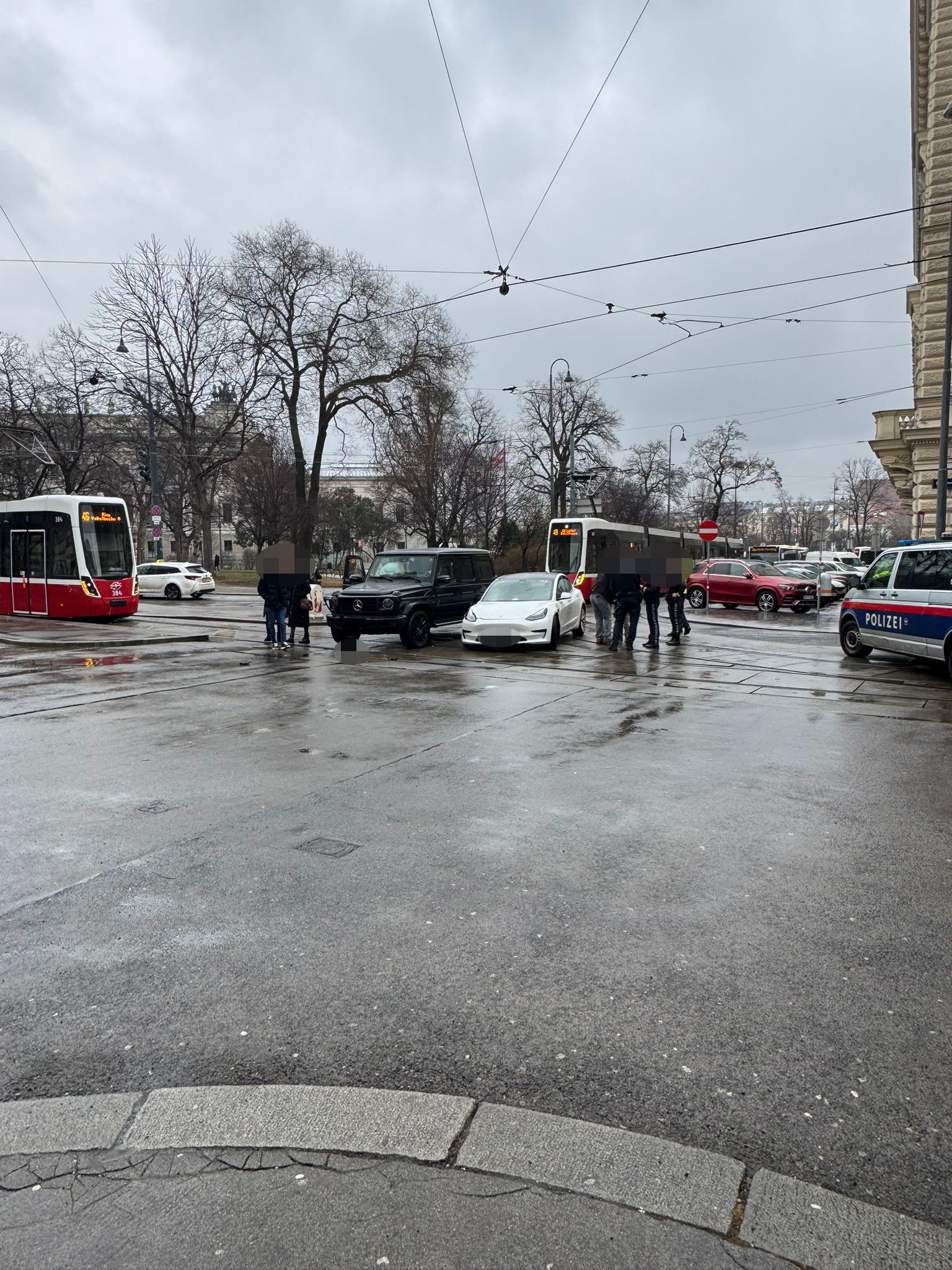 Heute.at - Crash mit G-Klasse in Wiener City! Kind (6) verletzt