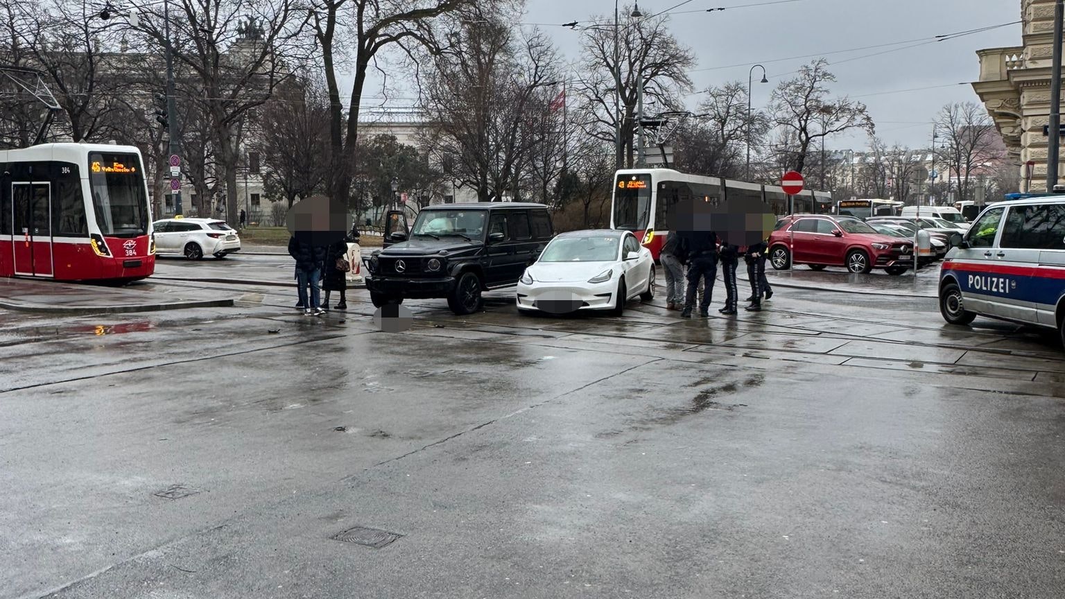 Heute.at - Crash mit G-Klasse in Wiener City! Kind (6) verletzt