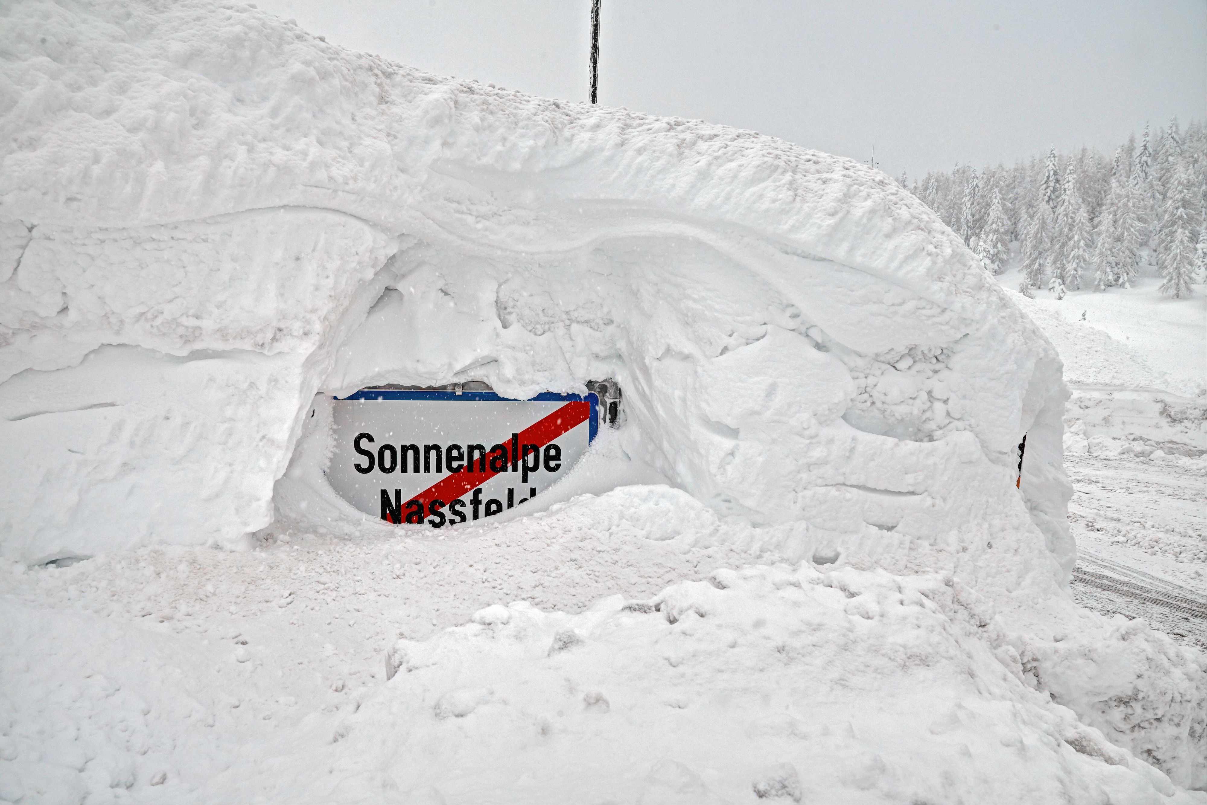 In der Nacht auf Donnerstag (05. Februar 2026) kam es in Kärnten zu heftigen Schneefällen. Tausende Haushalte waren ohne Strom, mehrere Straßenabschnitte wurden gesperrt und die Lawinenwarnstufe 4 wurde ausgerufen.