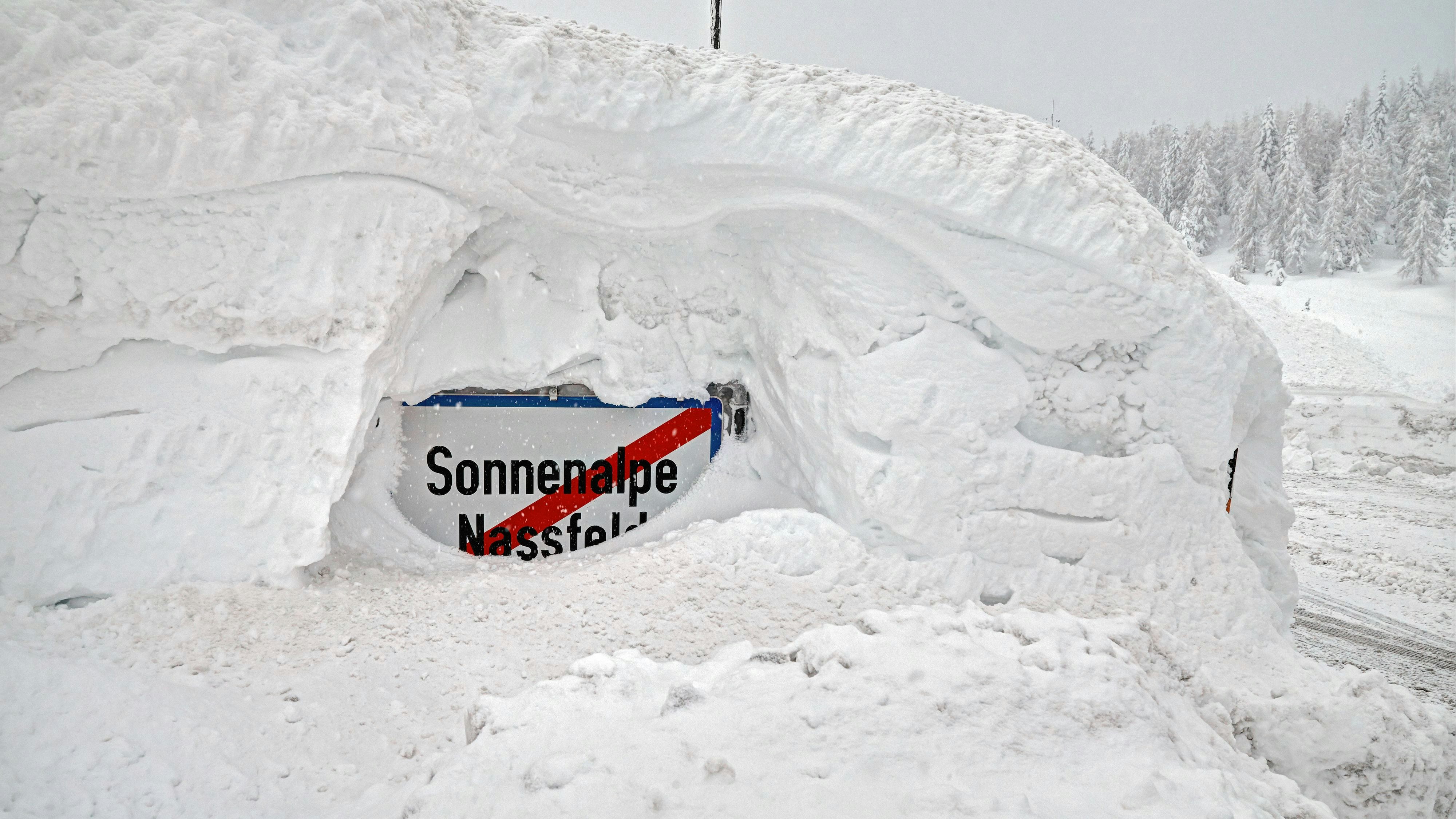 In der Nacht auf Donnerstag (05. Februar 2026) kam es in Kärnten zu heftigen Schneefällen. Tausende Haushalte waren ohne Strom, mehrere Straßenabschnitte wurden gesperrt und die Lawinenwarnstufe 4 wurde ausgerufen.