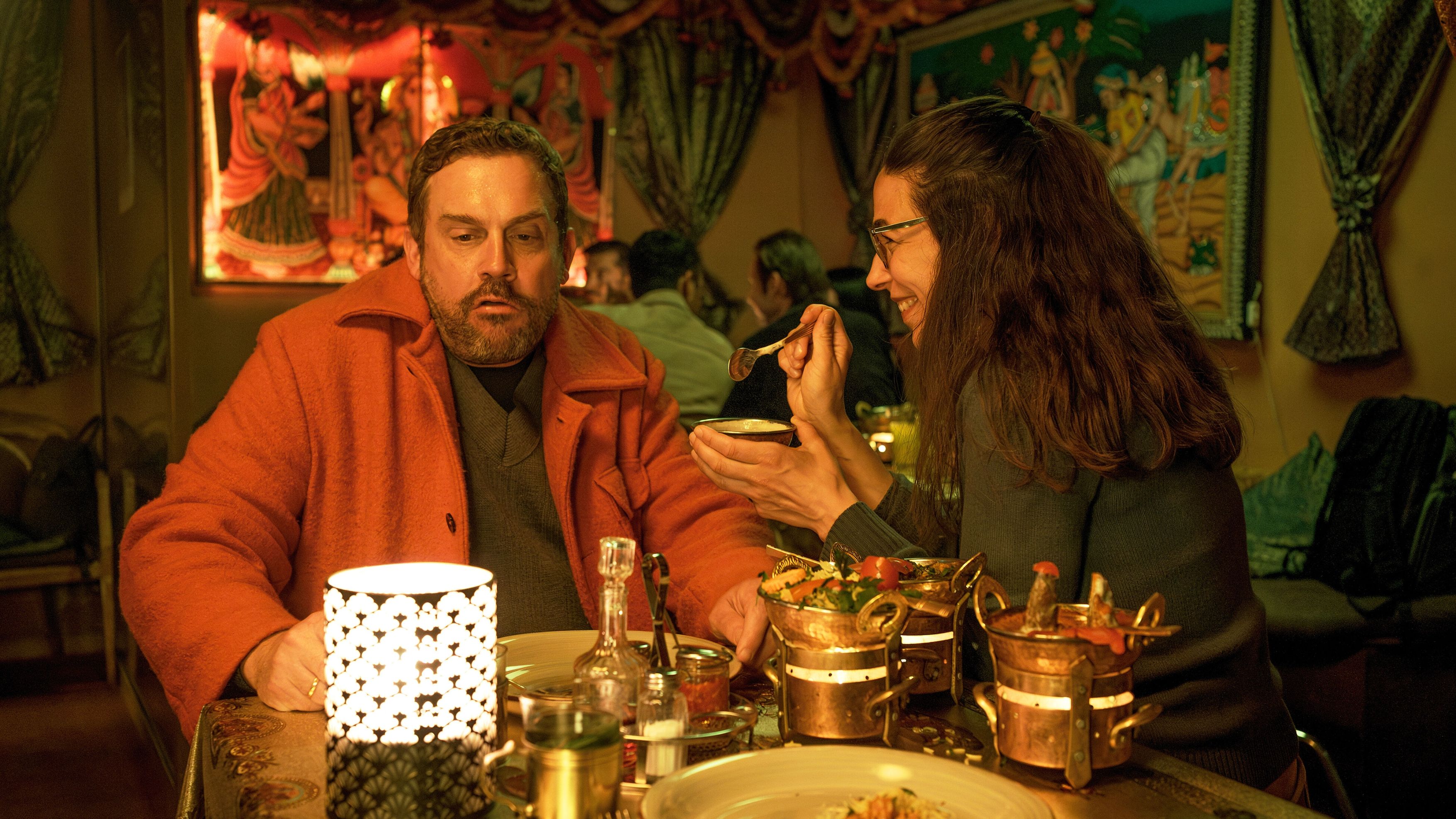 Hannes (Sebastian Bezzel) wird von seinem lebensbejahenden Date Vanessa (Judith Bohle) aus der Reserve gelockt.